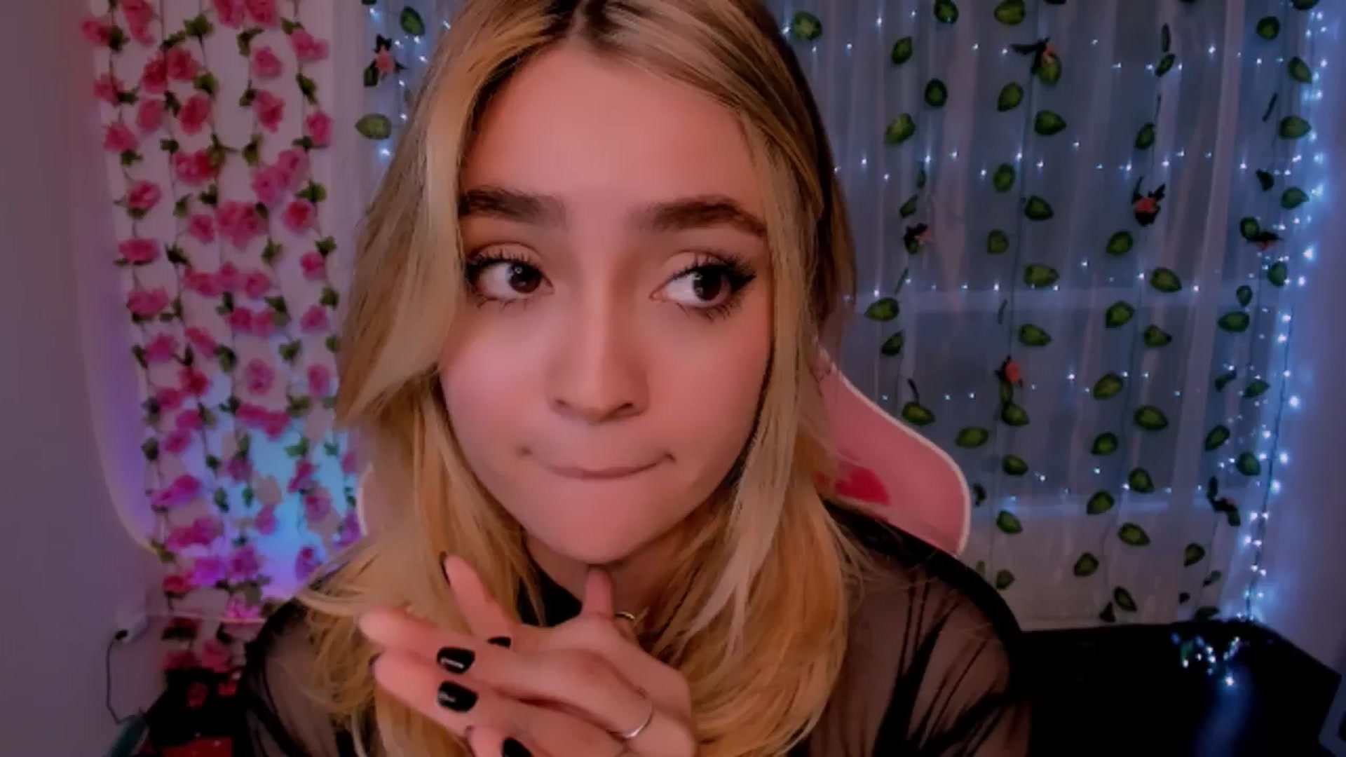 Gallery image thumbnail from Sugar_h0ney's myfreecams stream on, 09/24/2024, 02:29 image 12 of 20