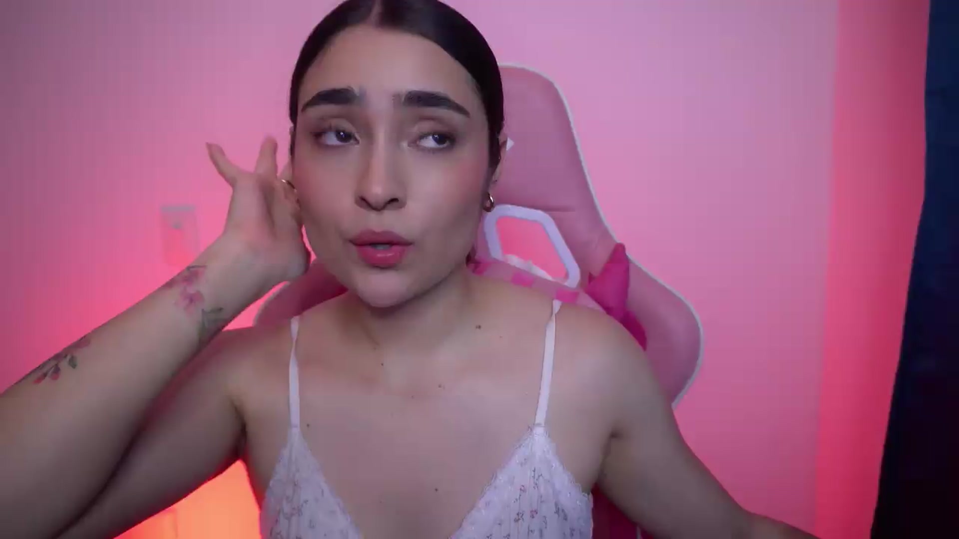 Gallery image thumbnail from Sugar_h0ney's myfreecams stream on, 06/15/2026, 02:07 image 16 of 20
