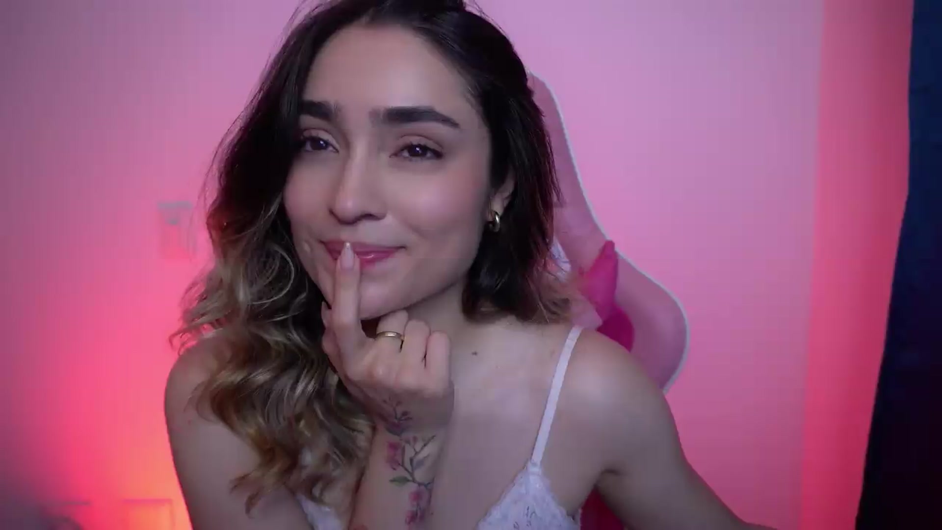 Gallery image thumbnail from Sugar_h0ney's myfreecams stream on, 06/15/2026, 02:07 image 19 of 20
