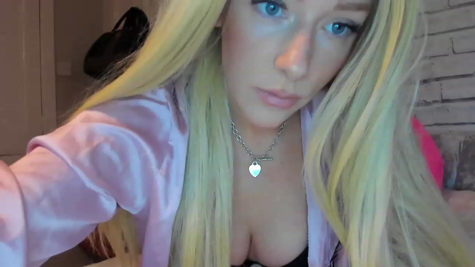 Gallery image thumbnail from SugarrrHolic's myfreecams stream on, 01/02/2023, 22:29 image 1 of 20