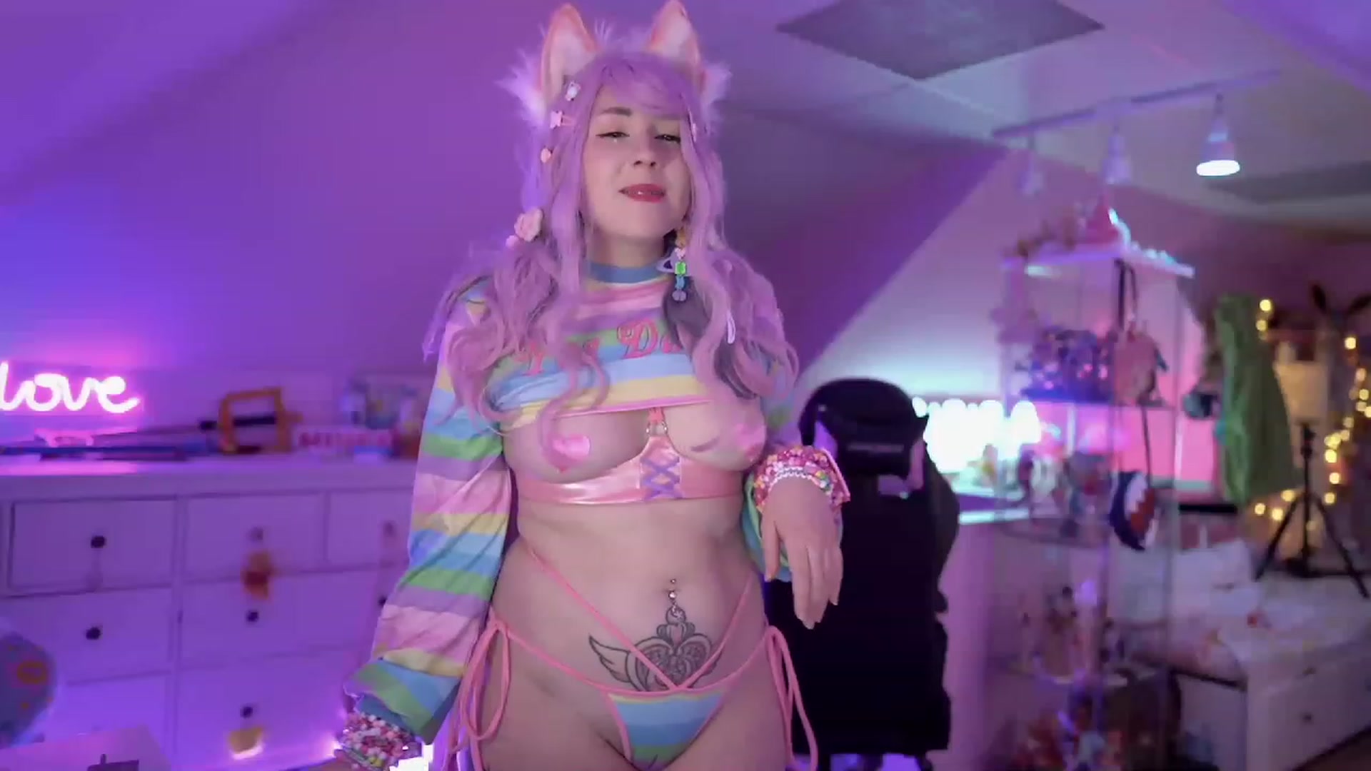 Gallery image thumbnail from SugaryBunny's myfreecams stream on, 11/18/2022, 01:03 image 9 of 20