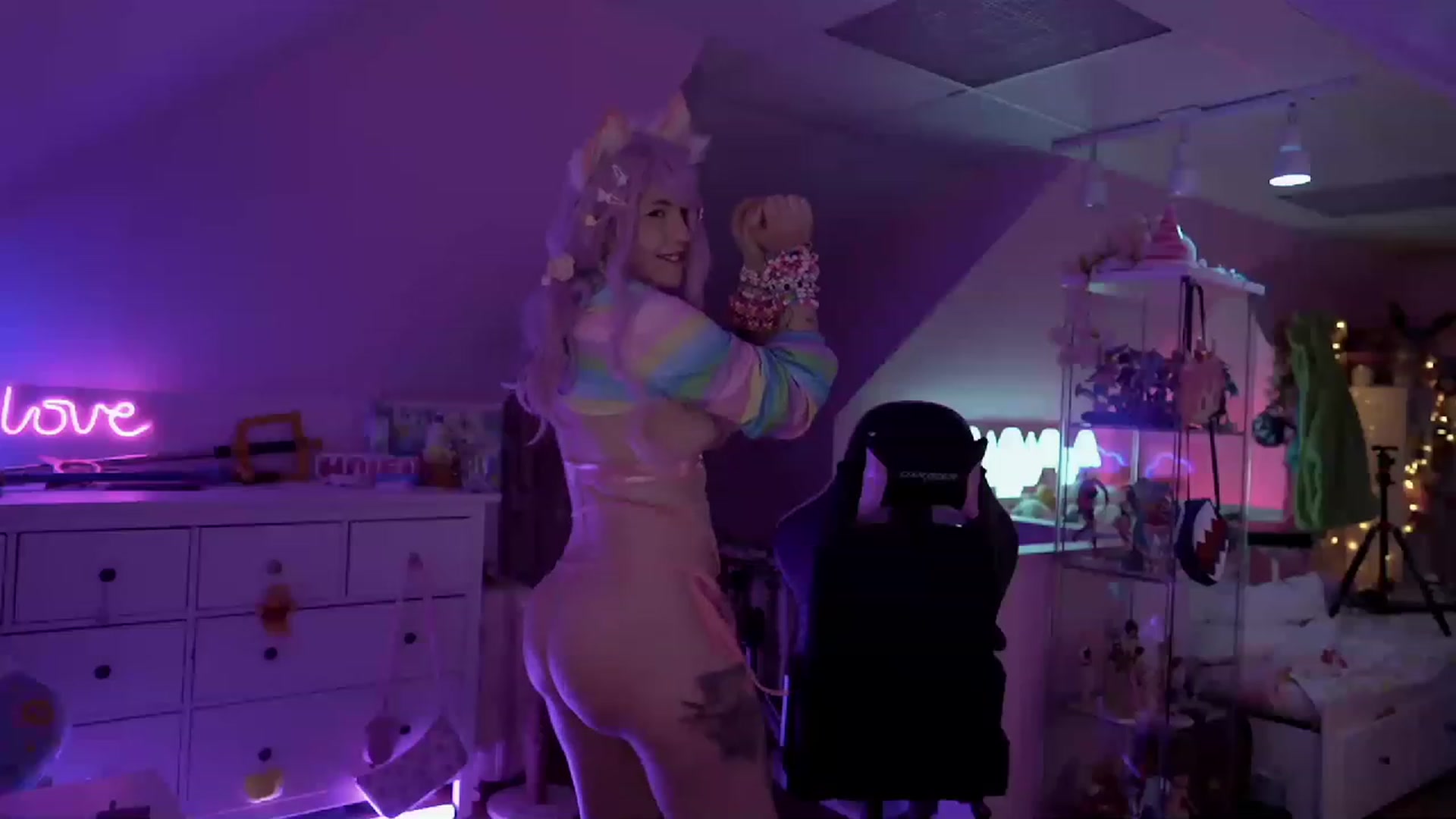Gallery image thumbnail from SugaryBunny's myfreecams stream on, 11/18/2022, 01:03 image 18 of 20