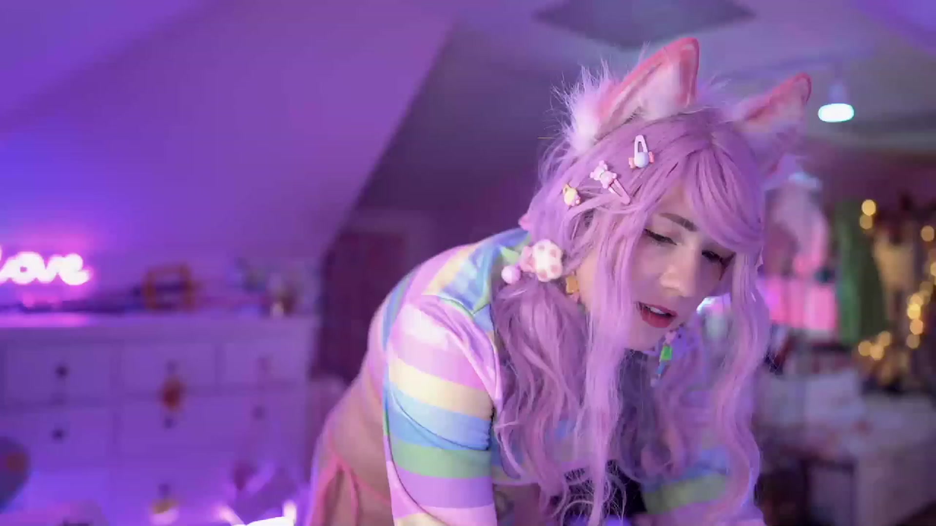 Gallery image thumbnail from SugaryBunny's myfreecams stream on, 11/18/2022, 01:03 image 4 of 20