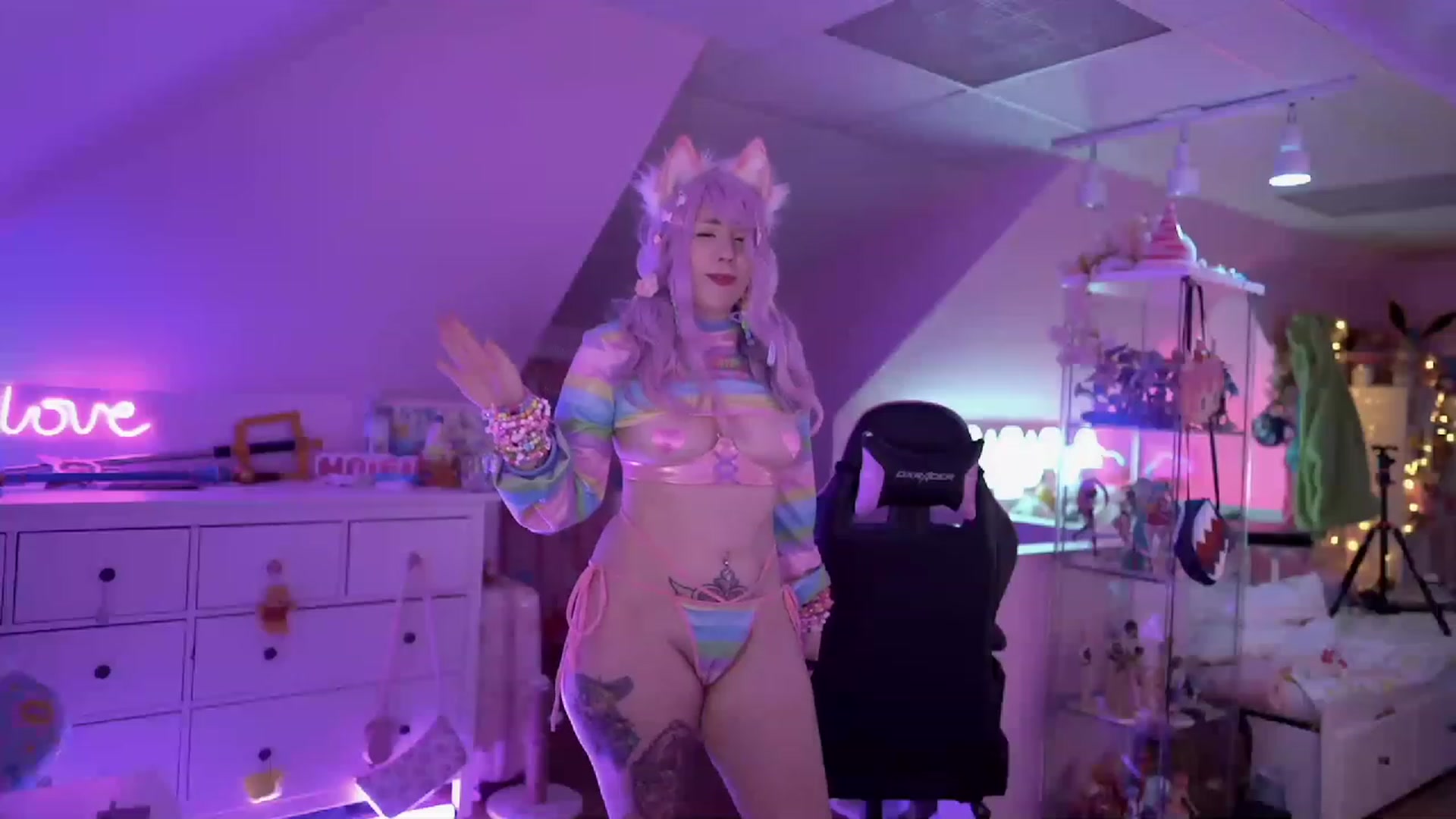 Gallery image thumbnail from SugaryBunny's myfreecams stream on, 11/18/2022, 01:03 image 6 of 20