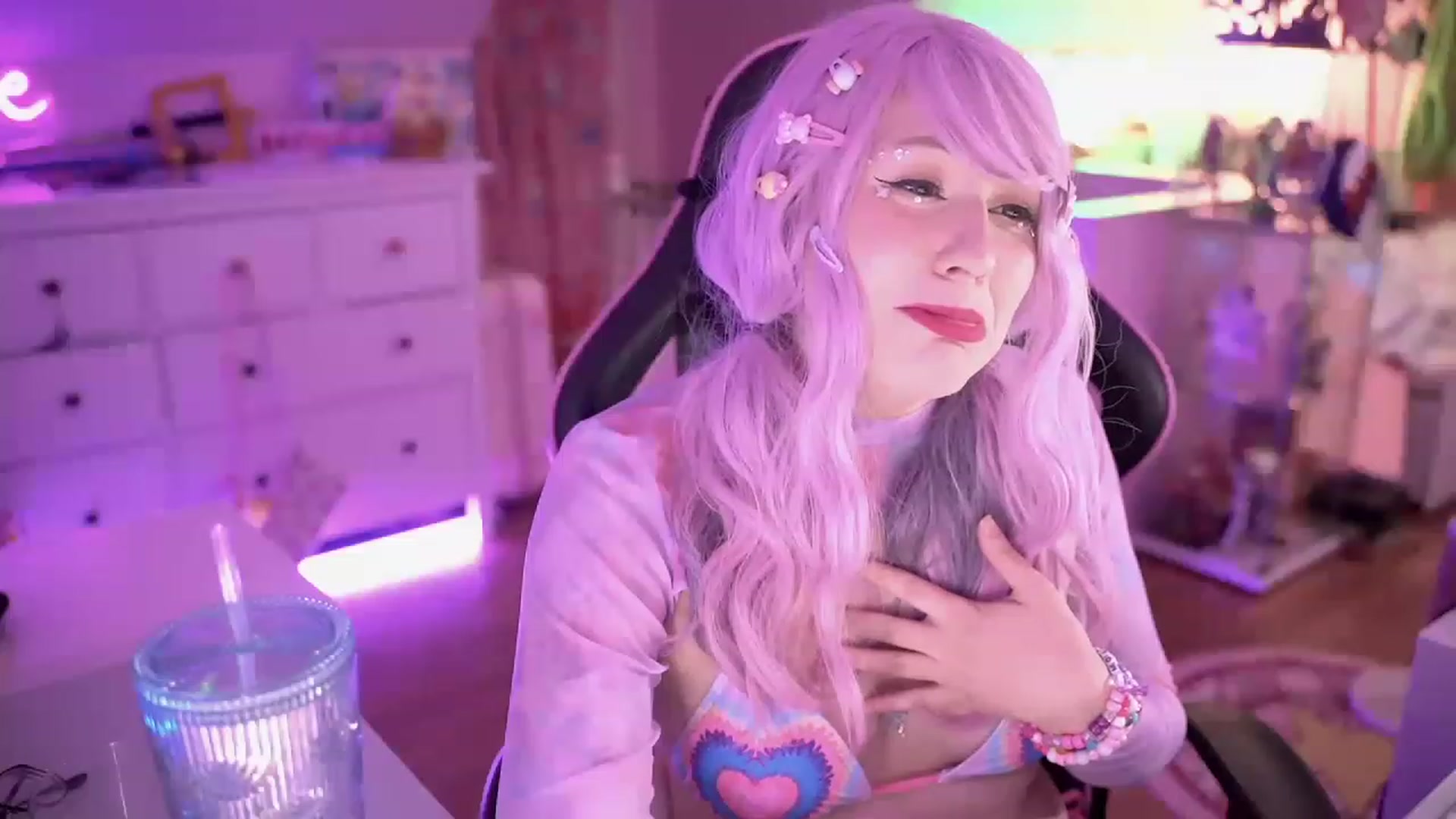 Gallery image thumbnail from SugaryBunny's myfreecams stream on, 12/01/2022, 24:33 image 18 of 20