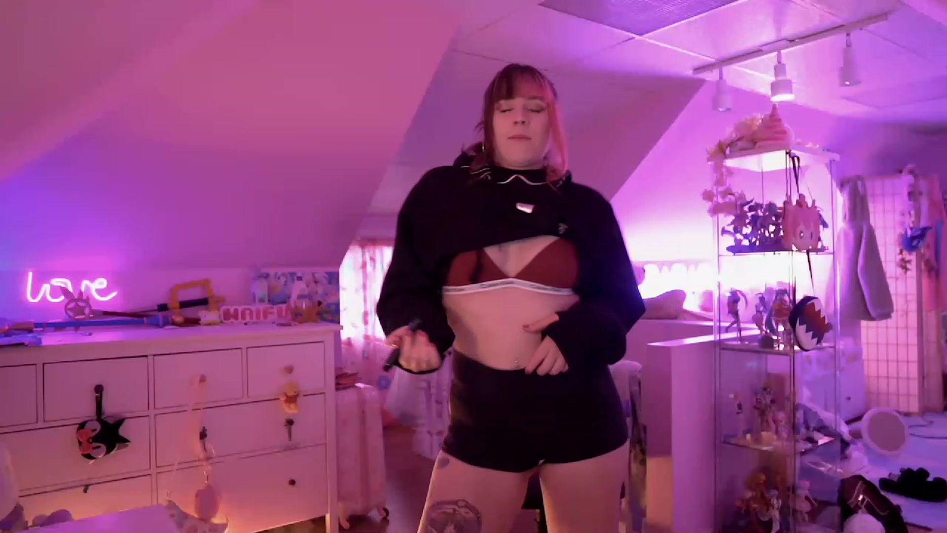 Gallery image thumbnail from SugaryBunny's myfreecams stream on, 12/19/2022, 20:48 image 18 of 20