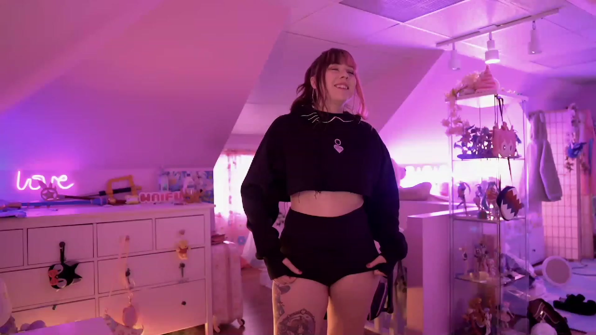 Gallery image thumbnail from SugaryBunny's myfreecams stream on, 12/19/2022, 20:48 image 14 of 20