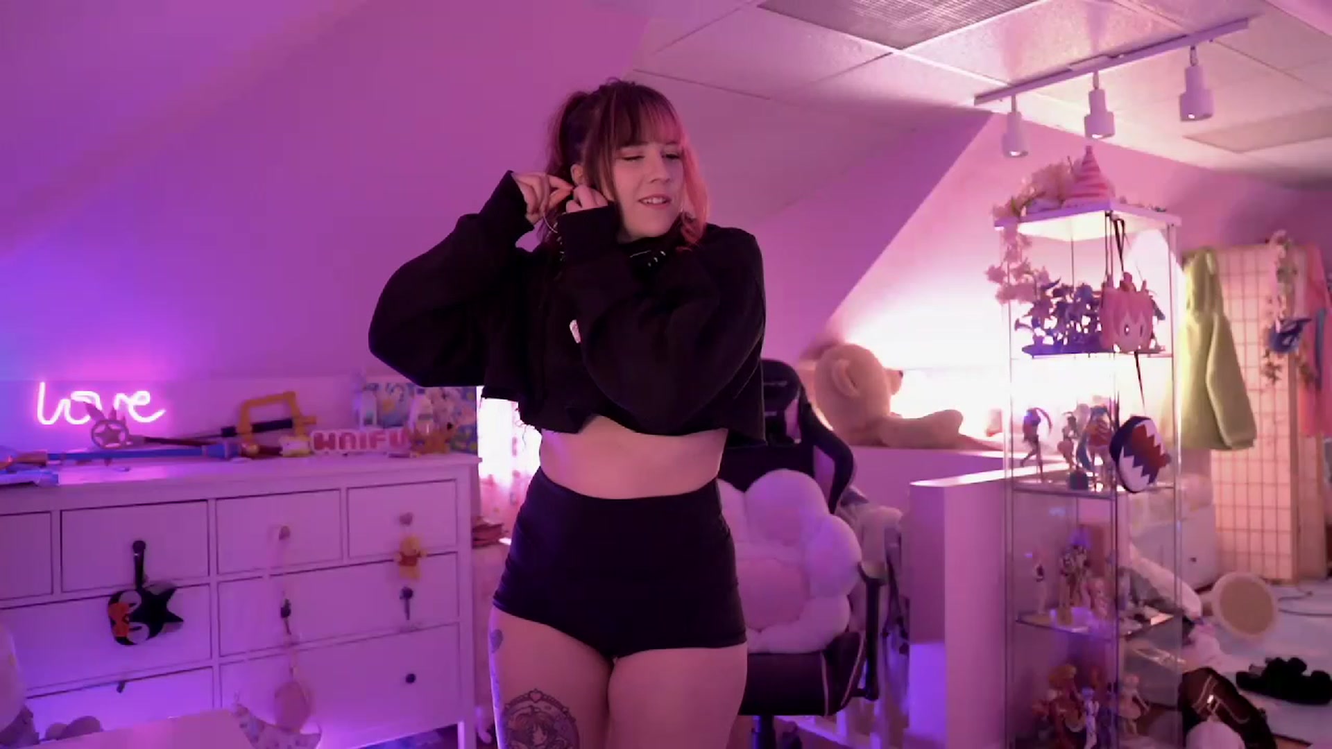 Gallery image thumbnail from SugaryBunny's myfreecams stream on, 12/19/2022, 20:48 image 11 of 20