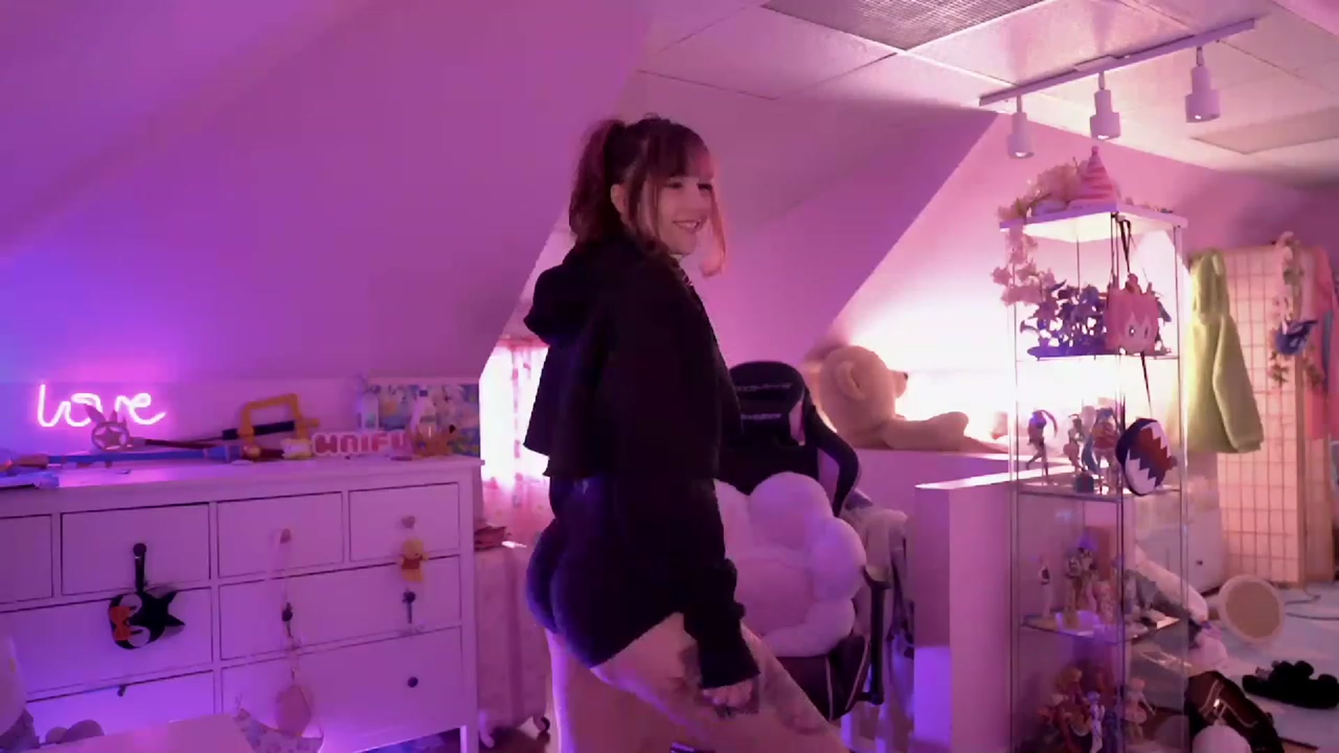 Gallery image thumbnail from SugaryBunny's myfreecams stream on, 12/19/2022, 20:48 image 9 of 20