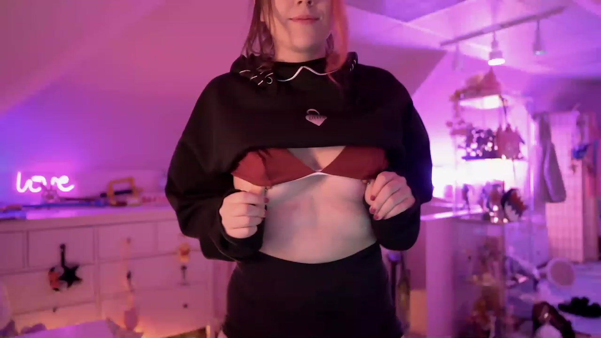 Gallery image thumbnail from SugaryBunny's myfreecams stream on, 12/19/2022, 20:48 image 16 of 20