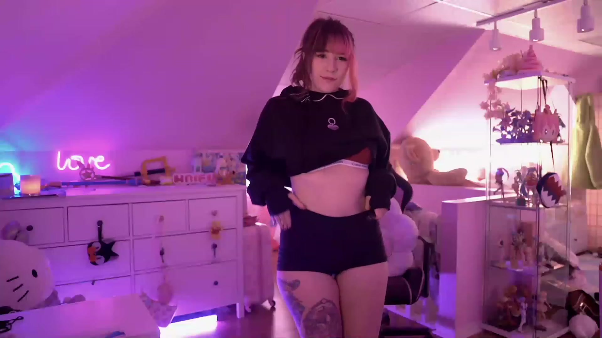 Gallery image thumbnail from SugaryBunny's myfreecams stream on, 12/19/2022, 20:48 image 6 of 20