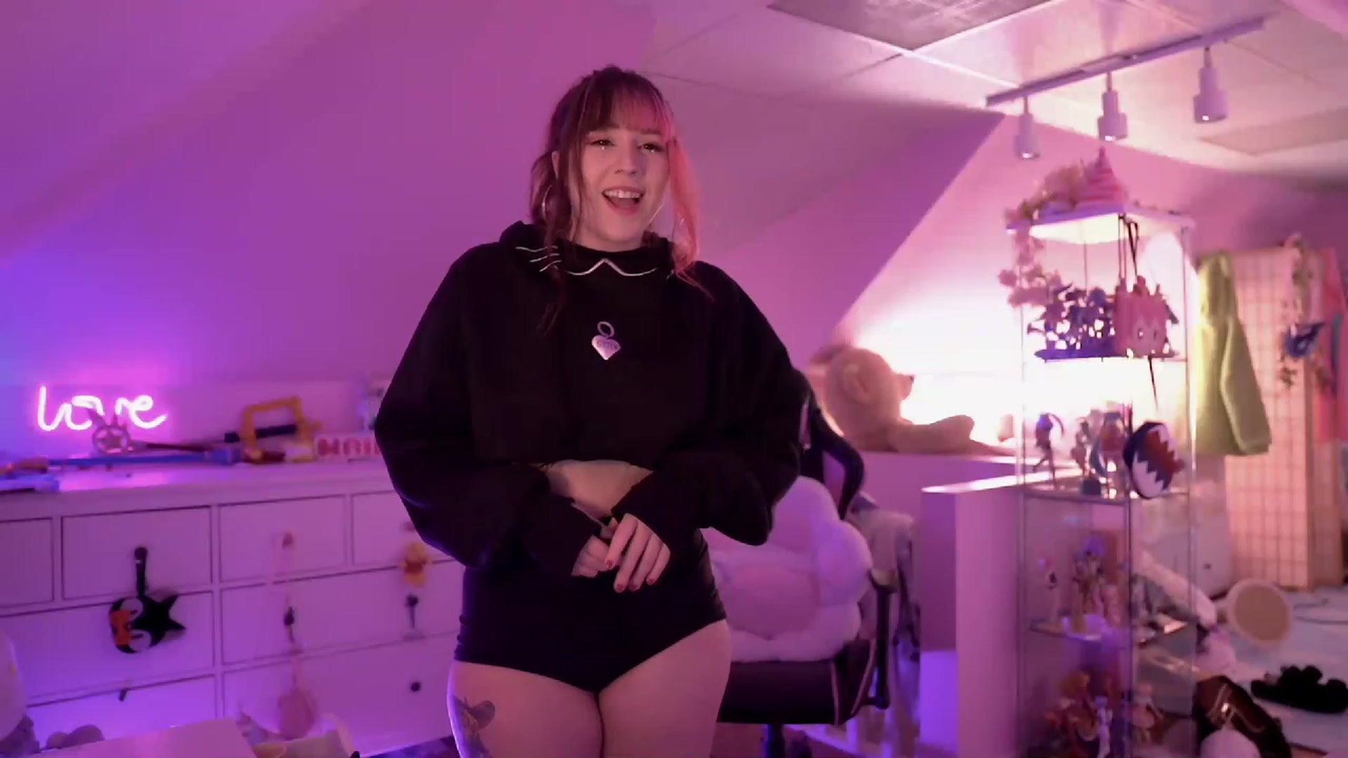 Gallery image thumbnail from SugaryBunny's myfreecams stream on, 12/19/2022, 20:48 image 12 of 20