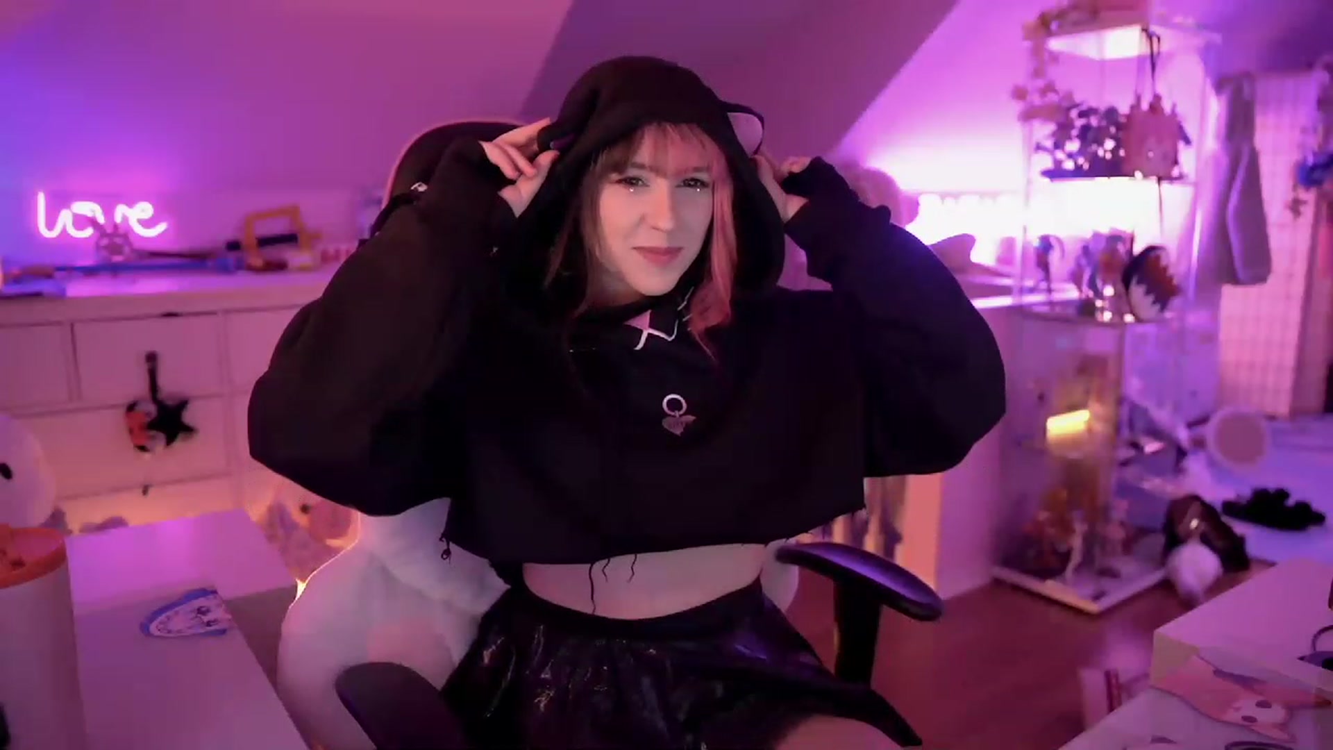 Gallery image thumbnail from SugaryBunny's myfreecams stream on, 12/19/2022, 22:18 image 14 of 20