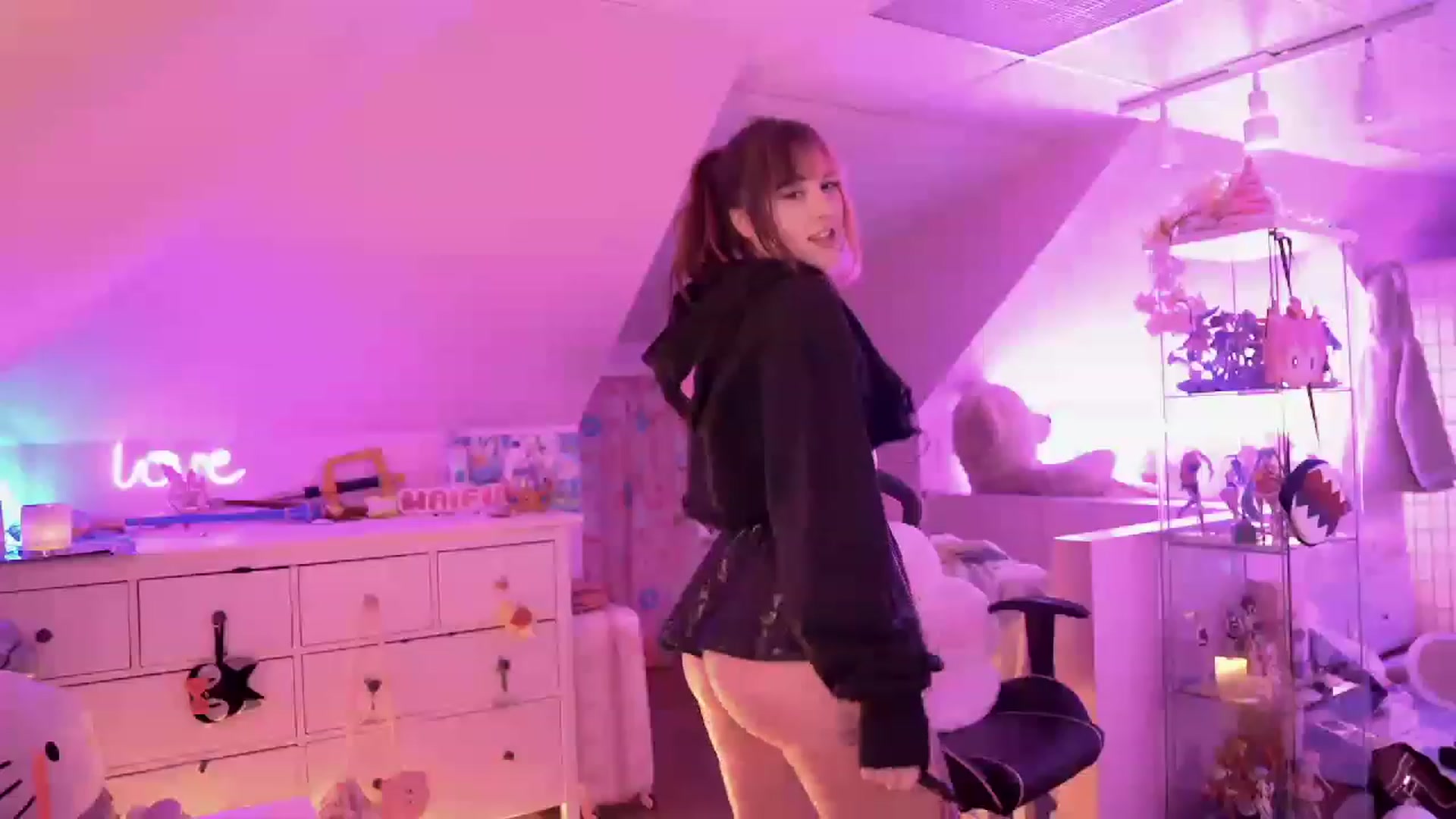 Gallery image thumbnail from SugaryBunny's myfreecams stream on, 12/19/2022, 22:18 image 20 of 20