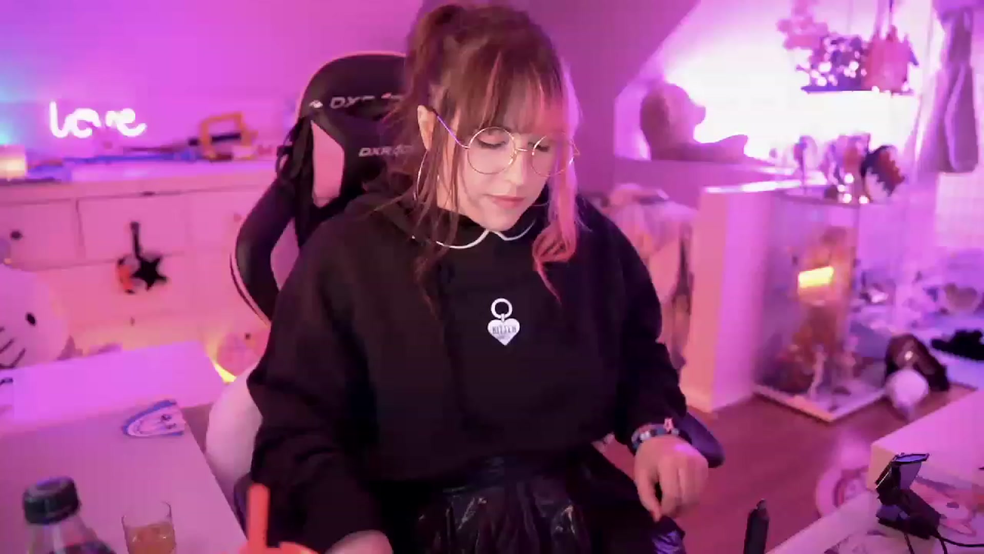 Gallery image thumbnail from SugaryBunny's myfreecams stream on, 12/19/2022, 23:12 image 19 of 20