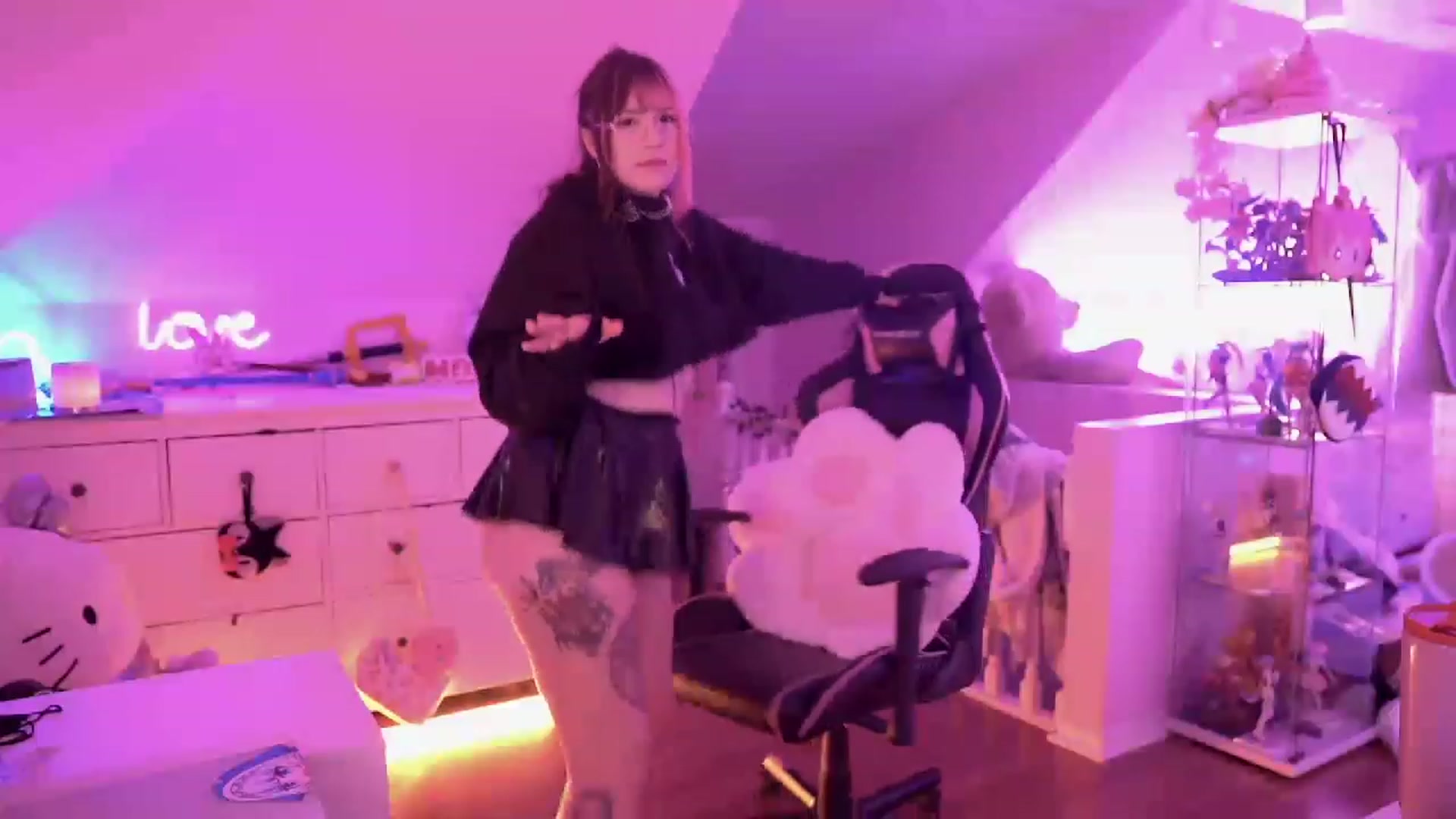 Gallery image thumbnail from SugaryBunny's myfreecams stream on, 12/19/2022, 23:12 image 3 of 20