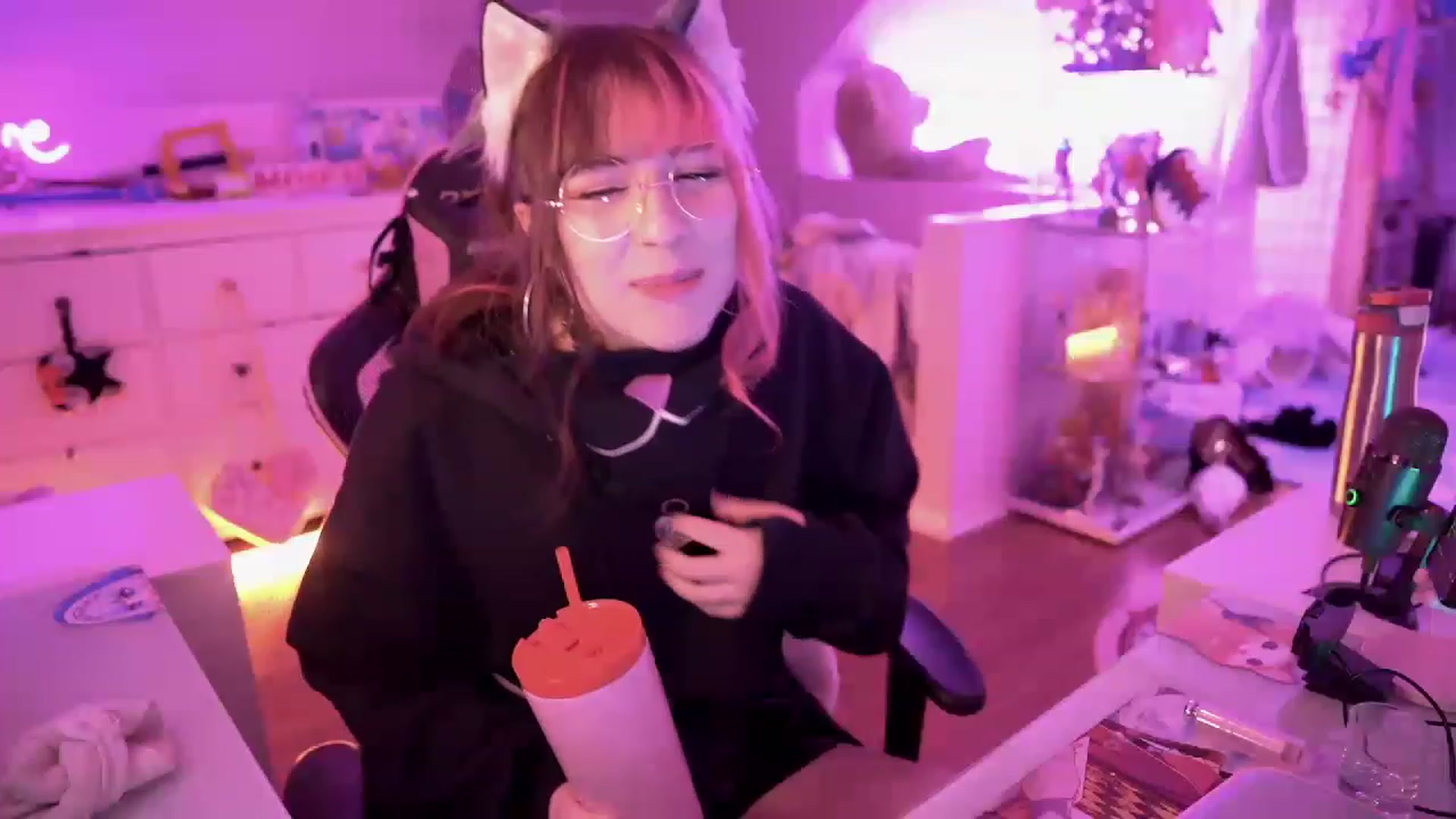 Gallery image thumbnail from SugaryBunny's myfreecams stream on, 12/20/2022, 24:28 image 5 of 20