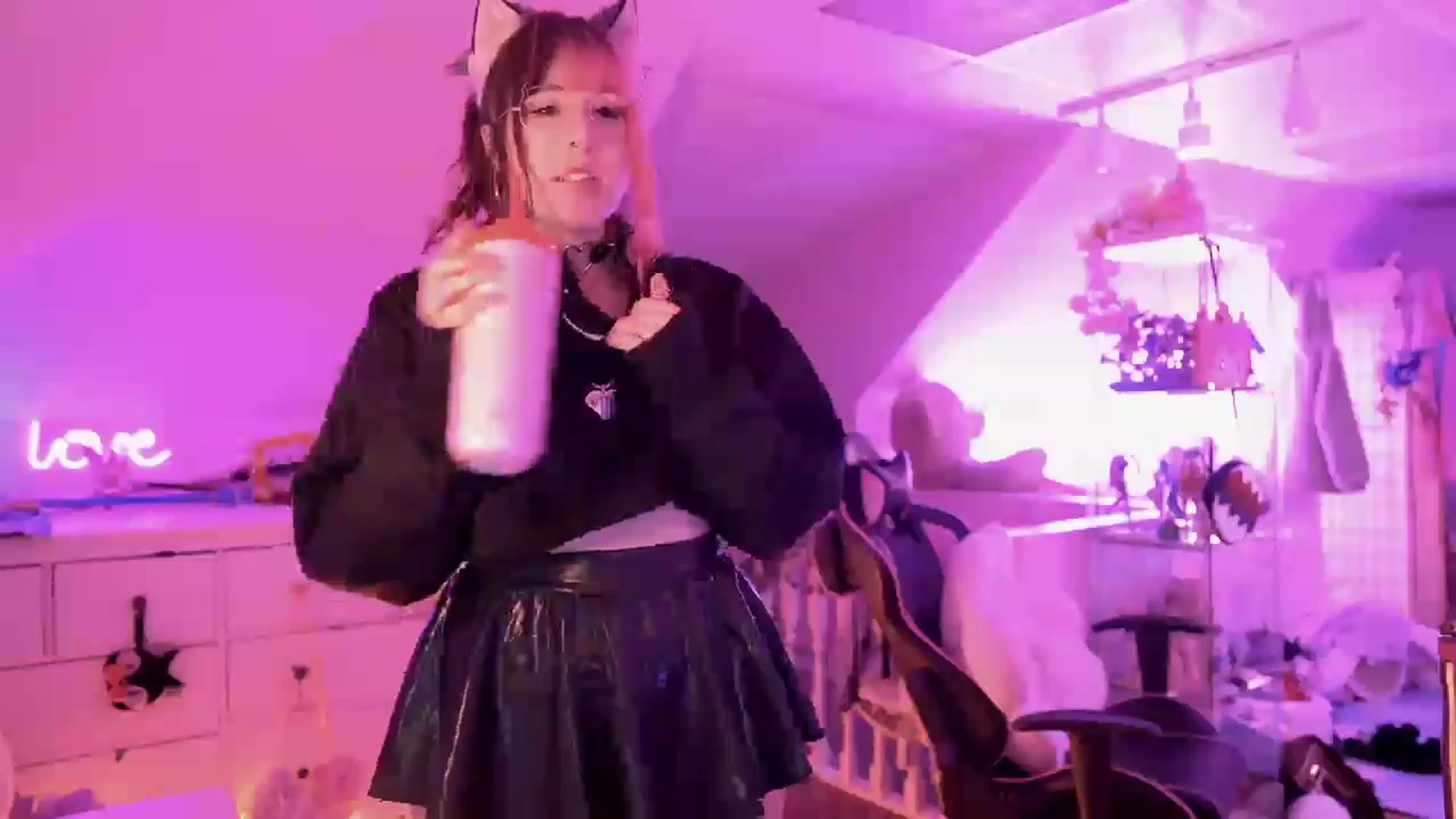 Gallery image thumbnail from SugaryBunny's myfreecams stream on, 12/20/2022, 24:28 image 13 of 20