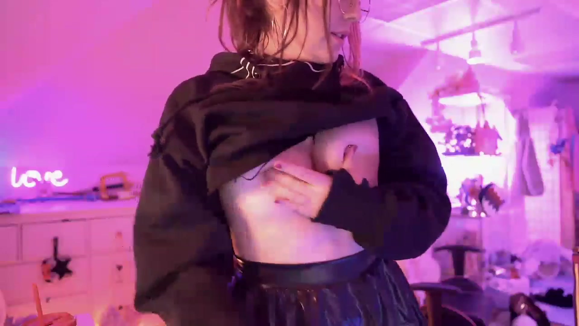 Gallery image thumbnail from SugaryBunny's myfreecams stream on, 12/20/2022, 24:28 image 18 of 20