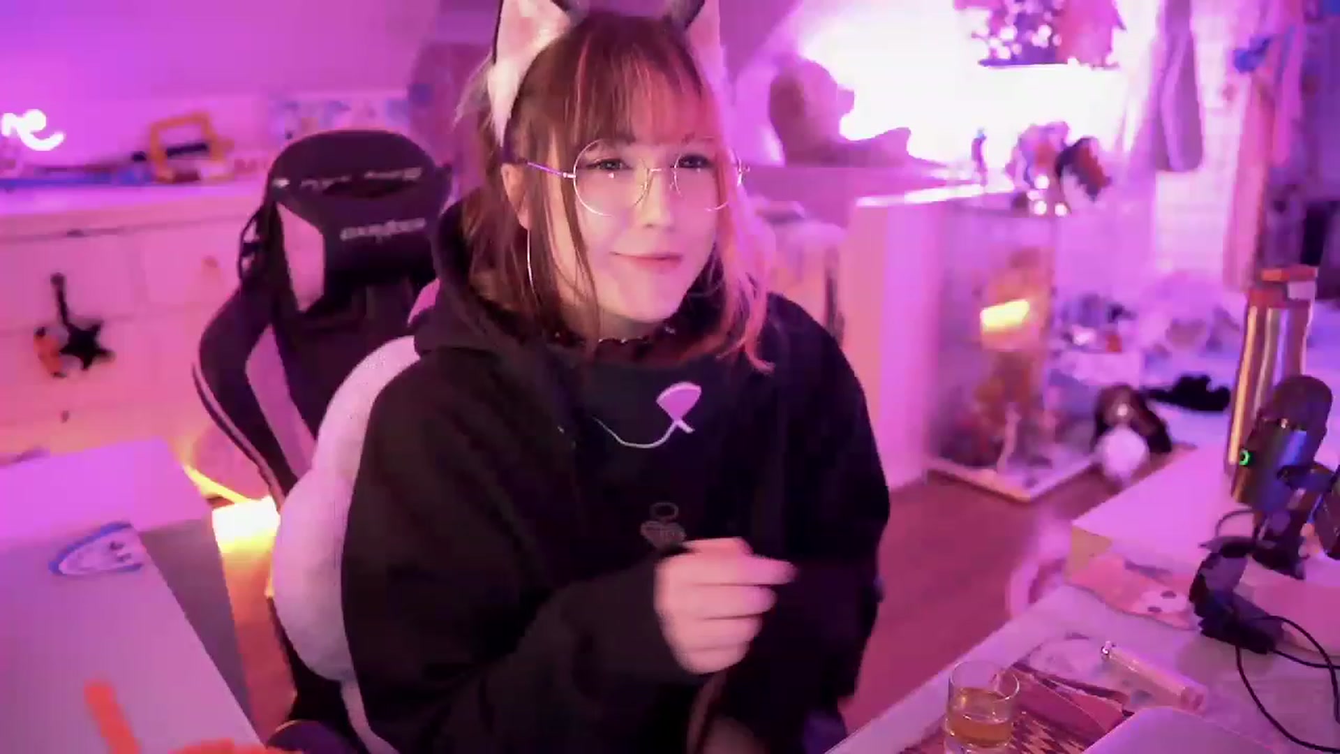 Gallery image thumbnail from SugaryBunny's myfreecams stream on, 12/20/2022, 24:28 image 8 of 20