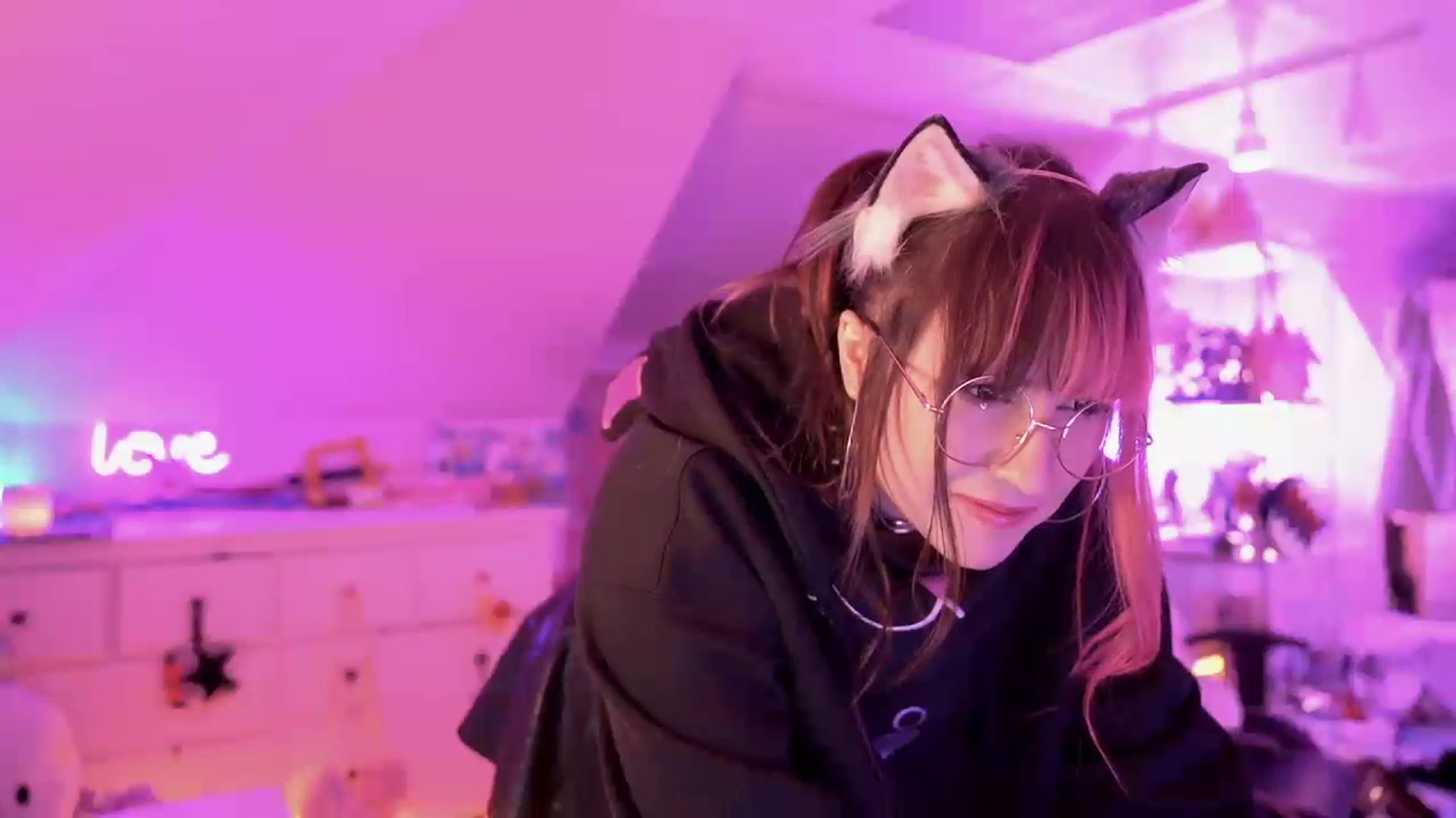 Gallery image thumbnail from SugaryBunny's myfreecams stream on, 12/20/2022, 01:39 image 3 of 20
