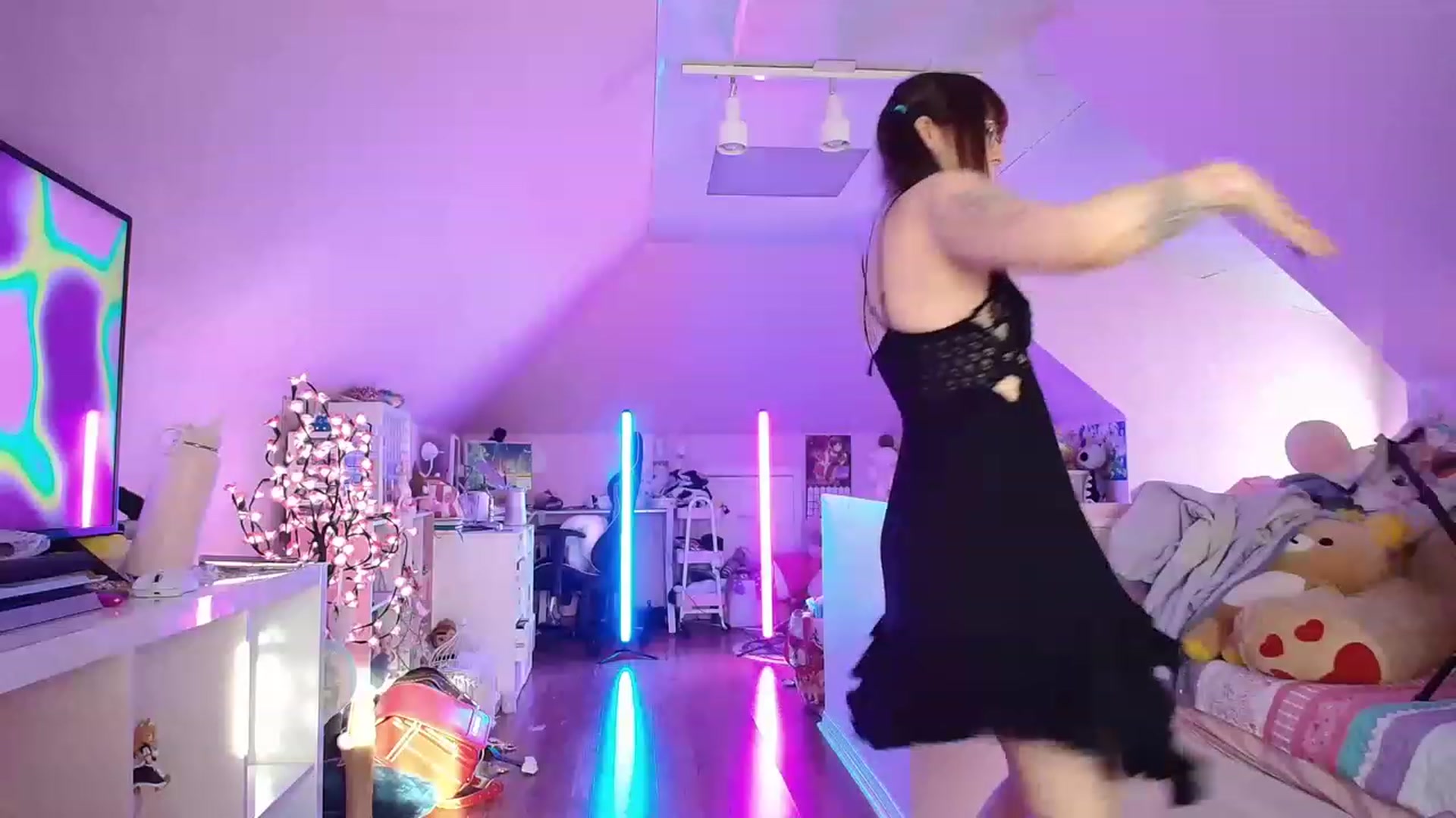 Gallery image thumbnail from SugaryBunny's myfreecams stream on, 04/14/2023, 24:21 image 5 of 20