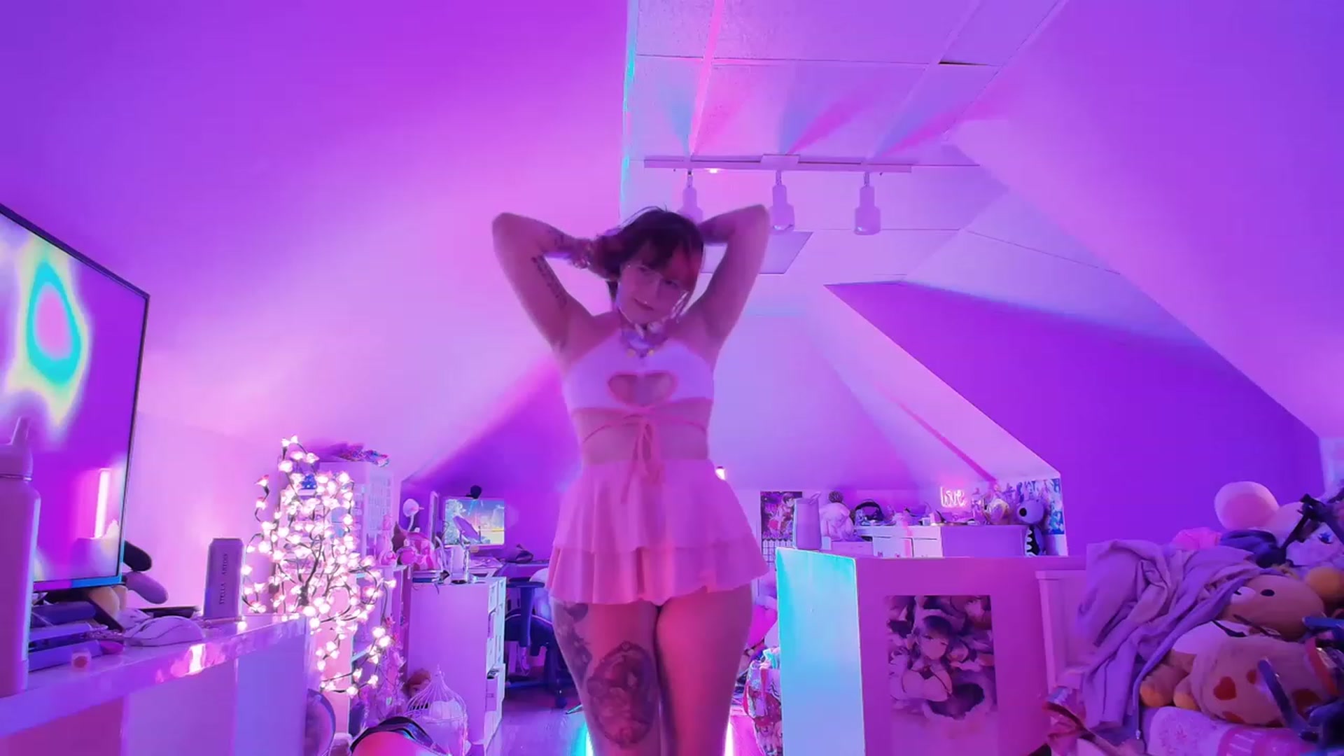 Gallery image thumbnail from SugaryBunny's myfreecams stream on, 04/14/2023, 24:53 image 8 of 20
