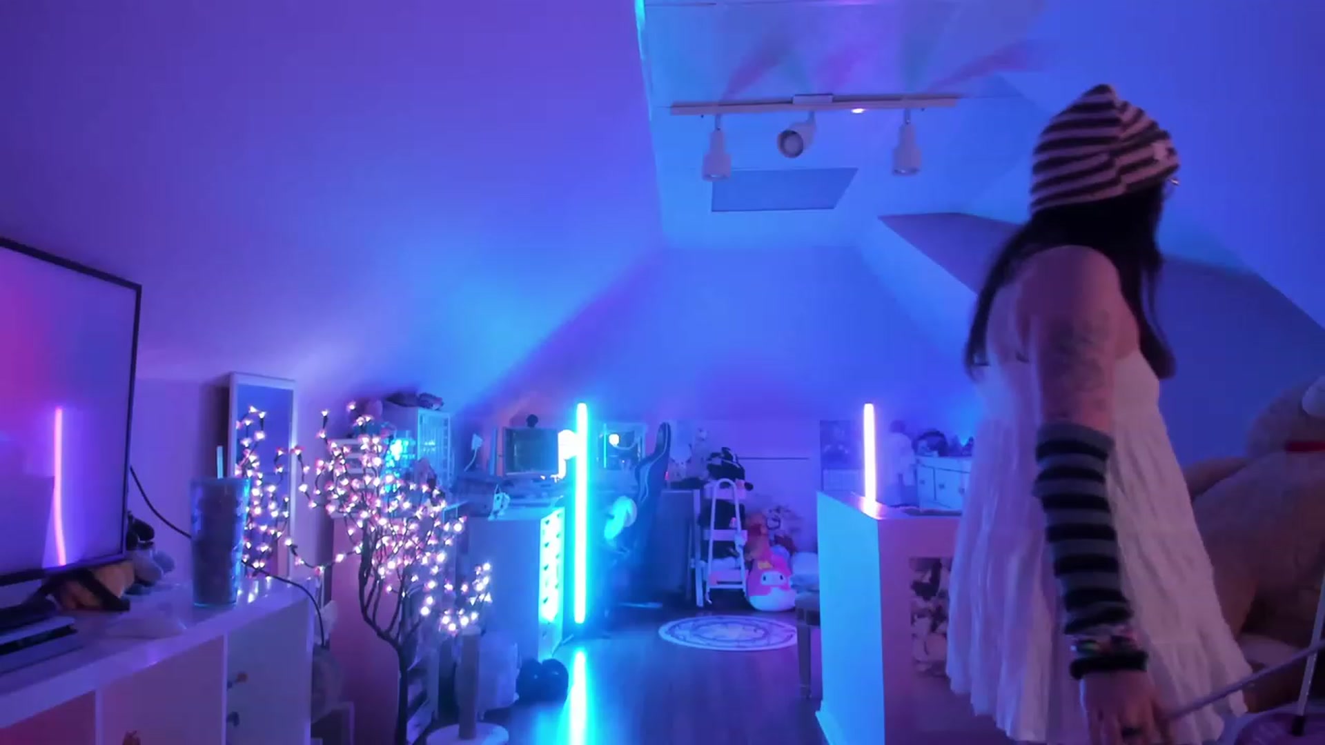 Gallery image thumbnail from SugaryBunny's myfreecams stream on, 04/21/2023, 24:01 image 15 of 20