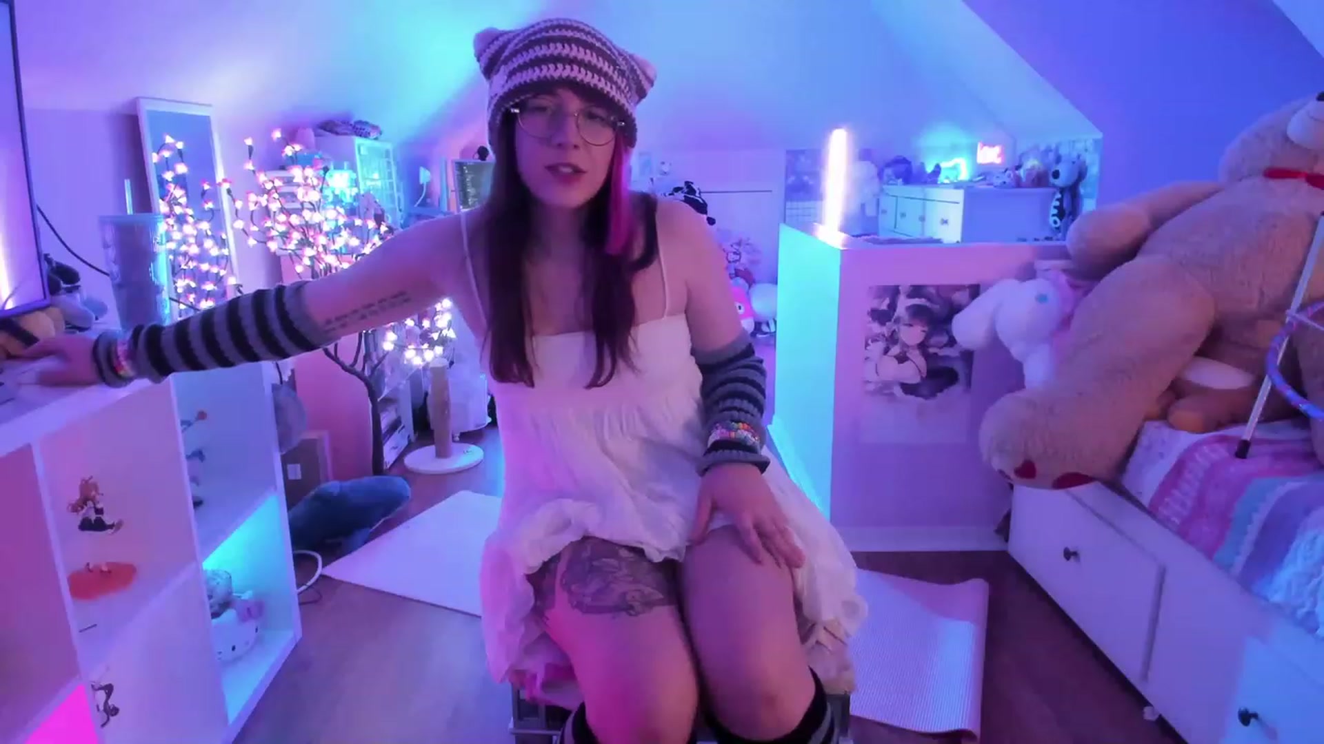 Gallery image thumbnail from SugaryBunny's myfreecams stream on, 04/21/2023, 01:08 image 3 of 20
