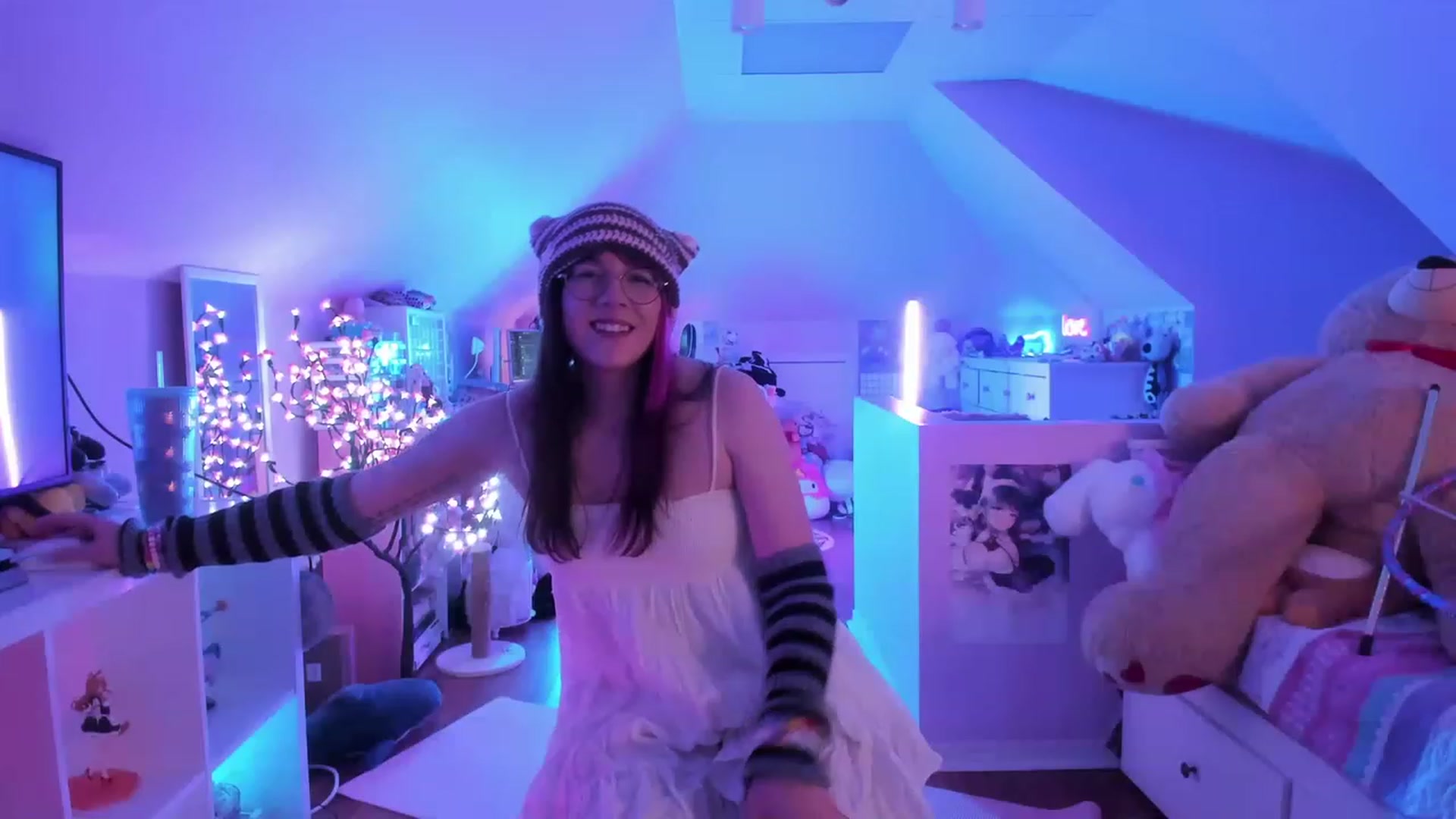 Gallery image thumbnail from SugaryBunny's myfreecams stream on, 04/21/2023, 01:08 image 4 of 20