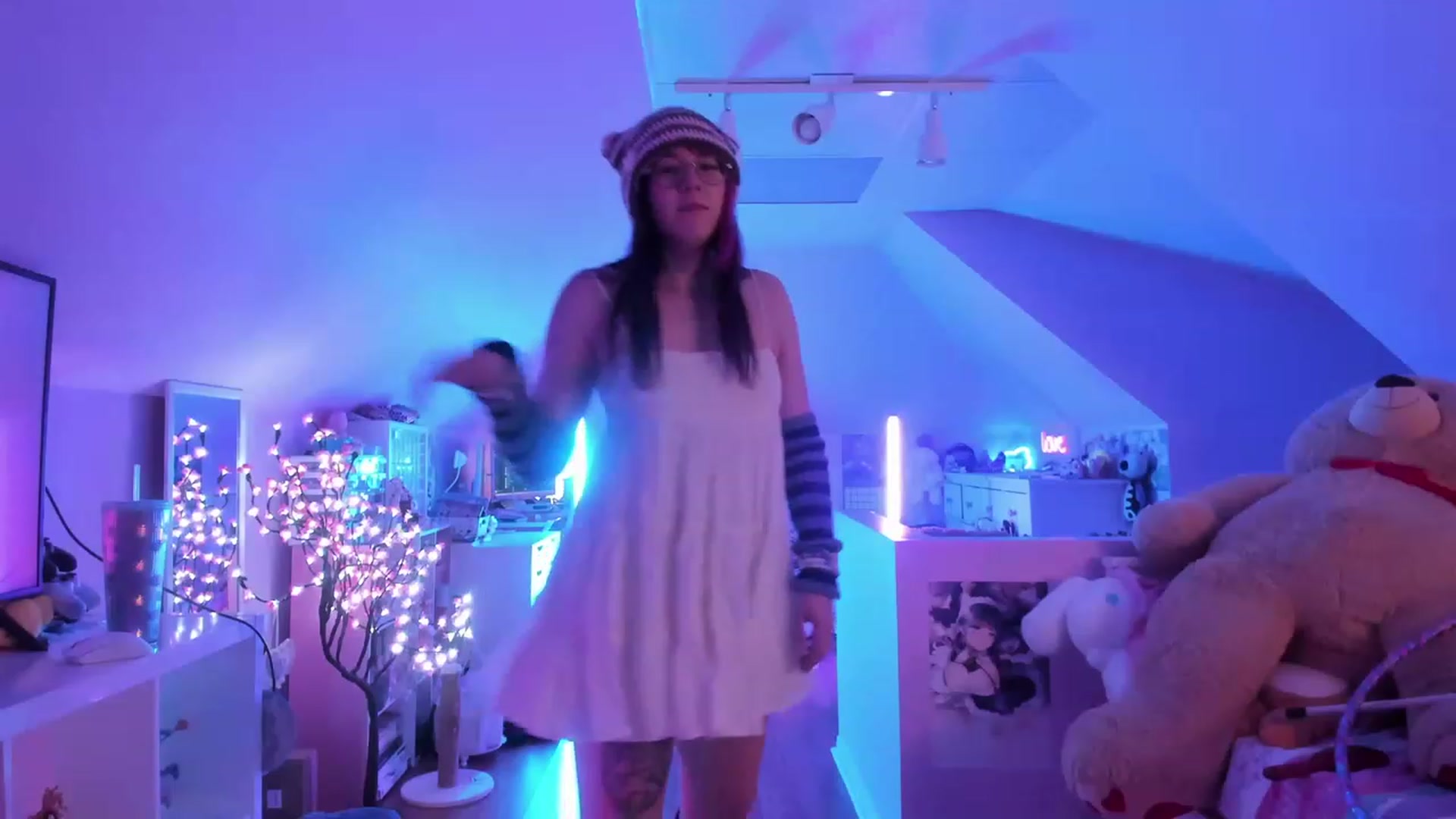 Gallery image thumbnail from SugaryBunny's myfreecams stream on, 04/21/2023, 01:08 image 9 of 20