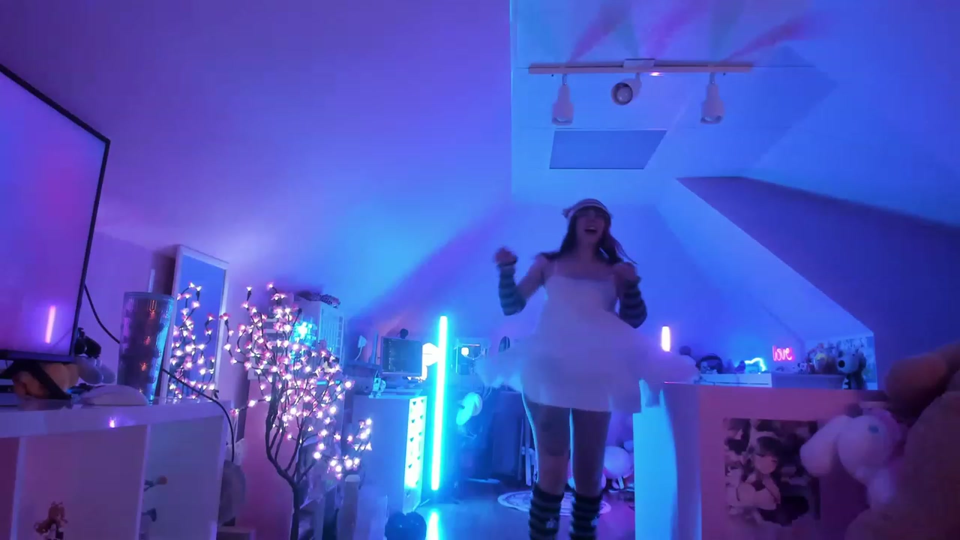 Gallery image thumbnail from SugaryBunny's myfreecams stream on, 04/21/2023, 01:08 image 8 of 20