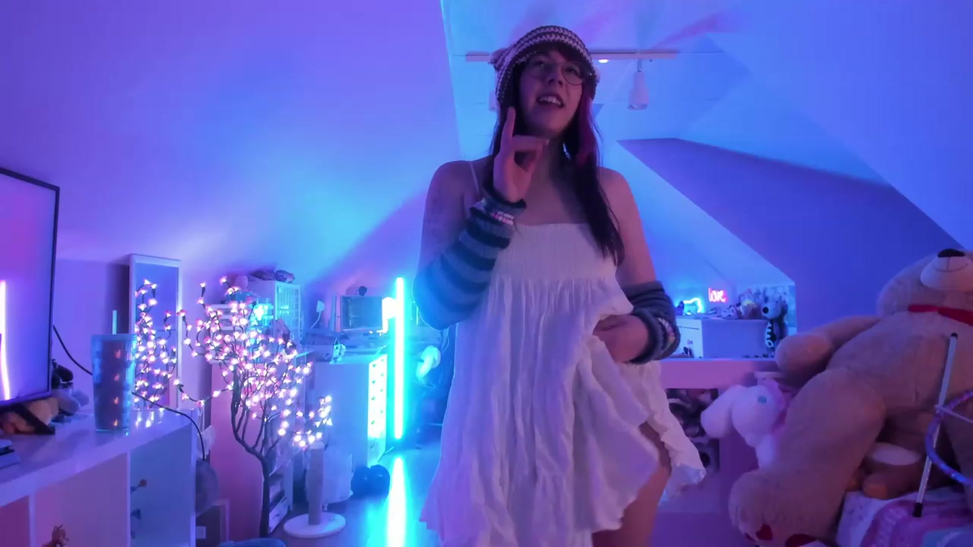 Gallery image thumbnail from SugaryBunny's myfreecams stream on, 04/21/2023, 01:08 image 5 of 20