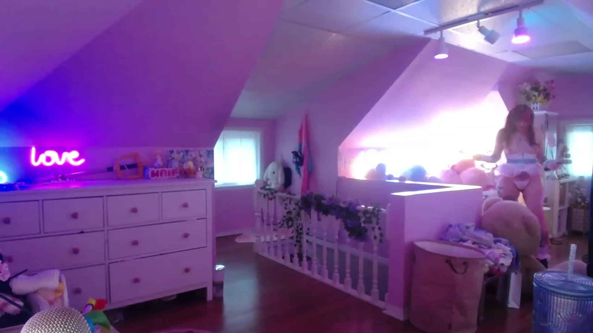 Gallery image thumbnail from SugaryBunny's myfreecams stream on, 04/26/2023, 24:18 image 5 of 20
