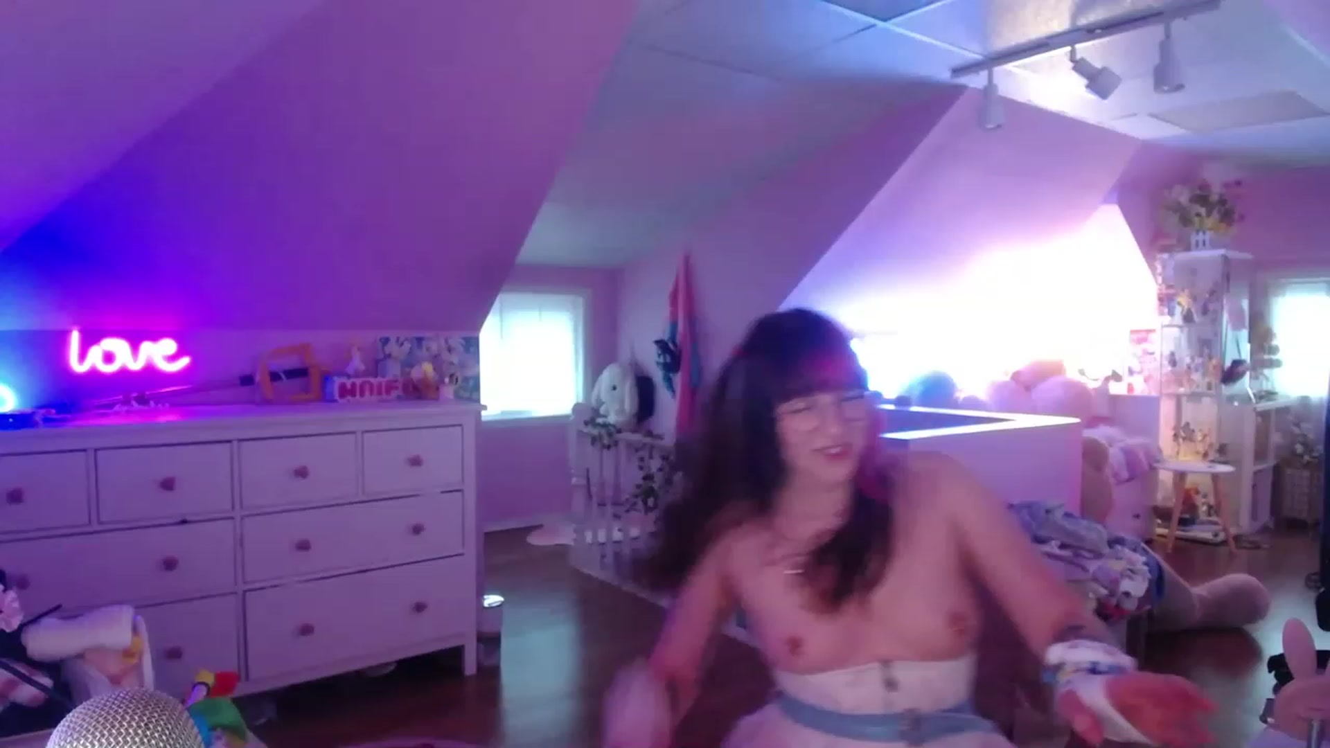 Gallery image thumbnail from SugaryBunny's myfreecams stream on, 04/26/2023, 24:18 image 2 of 20