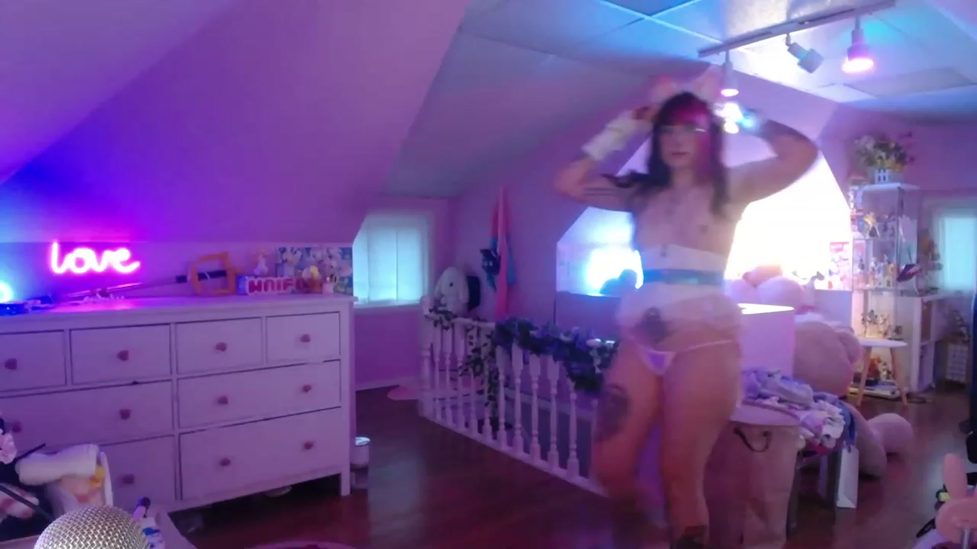 Gallery image thumbnail from SugaryBunny's myfreecams stream on, 04/26/2023, 24:18 image 17 of 20