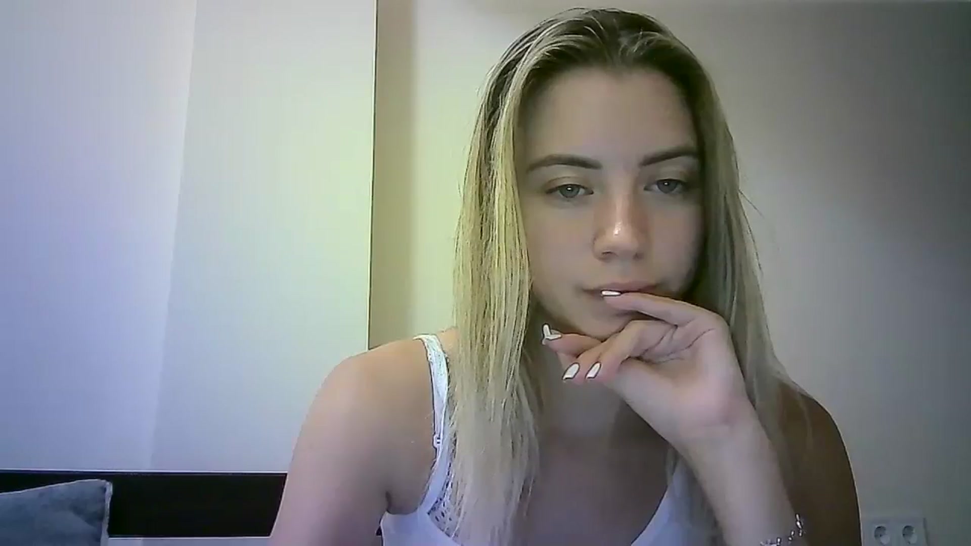 Gallery image thumbnail from Sulfate0's myfreecams stream on, 09/15/2023, 19:51 image 16 of 20