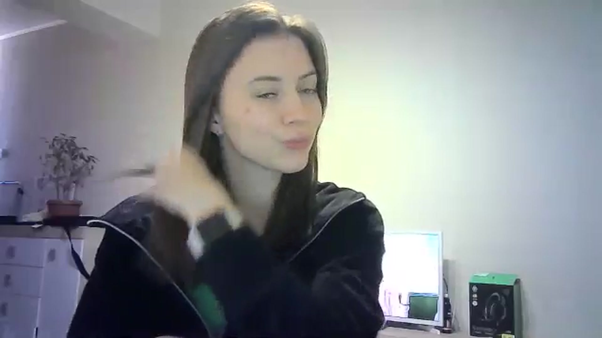 Gallery image thumbnail from Sulfate0's myfreecams stream on, 05/24/2024, 11:40 image 17 of 20
