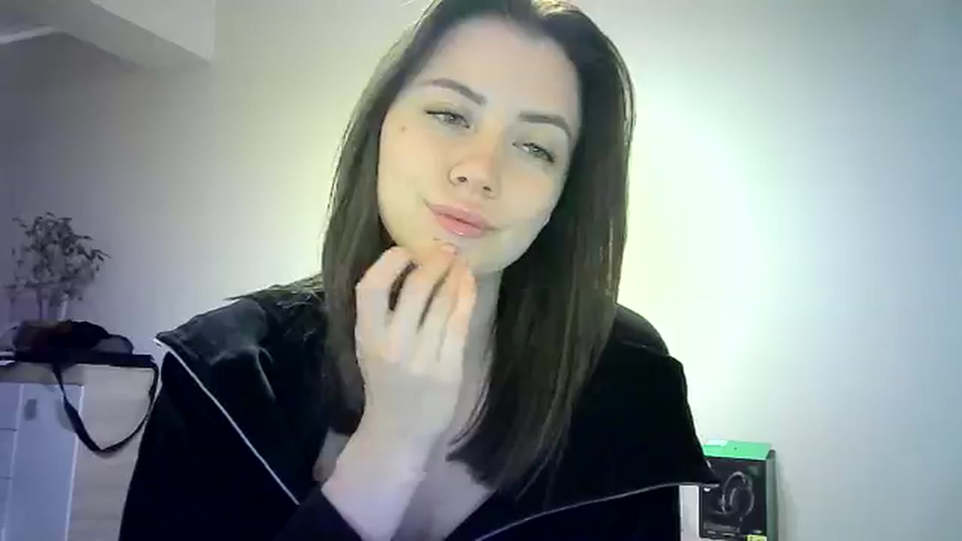Gallery image thumbnail from Sulfate0's myfreecams stream on, 05/25/2024, 12:11 image 7 of 20