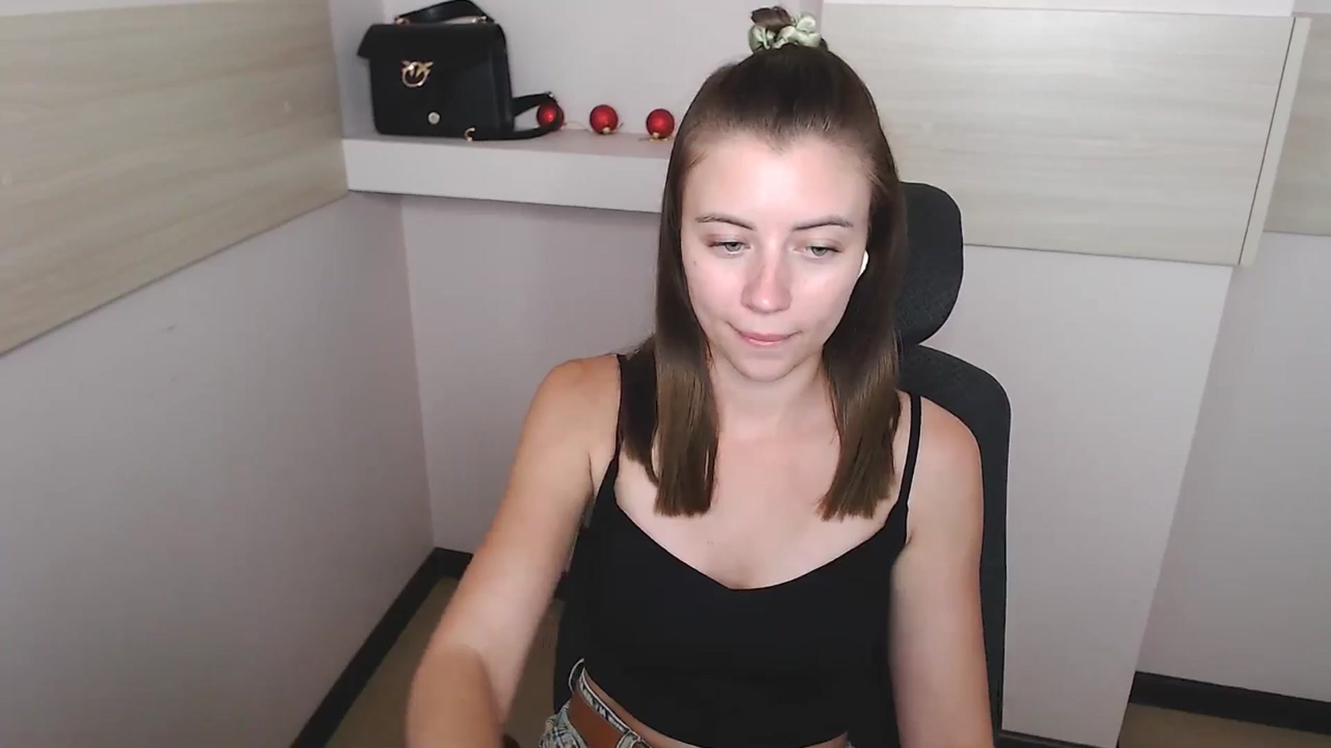 Gallery image thumbnail from Sulfate0's myfreecams stream on, 07/04/2024, 12:01 image 17 of 20