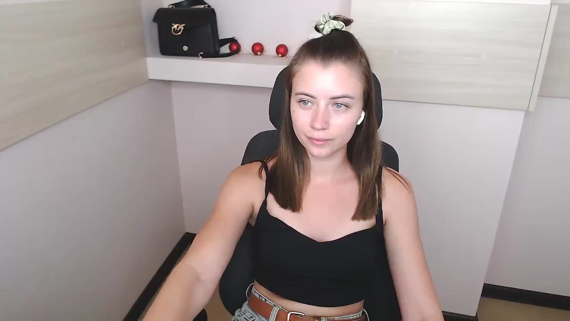 Gallery image thumbnail from Sulfate0's myfreecams stream on, 07/04/2024, 14:05 image 17 of 20