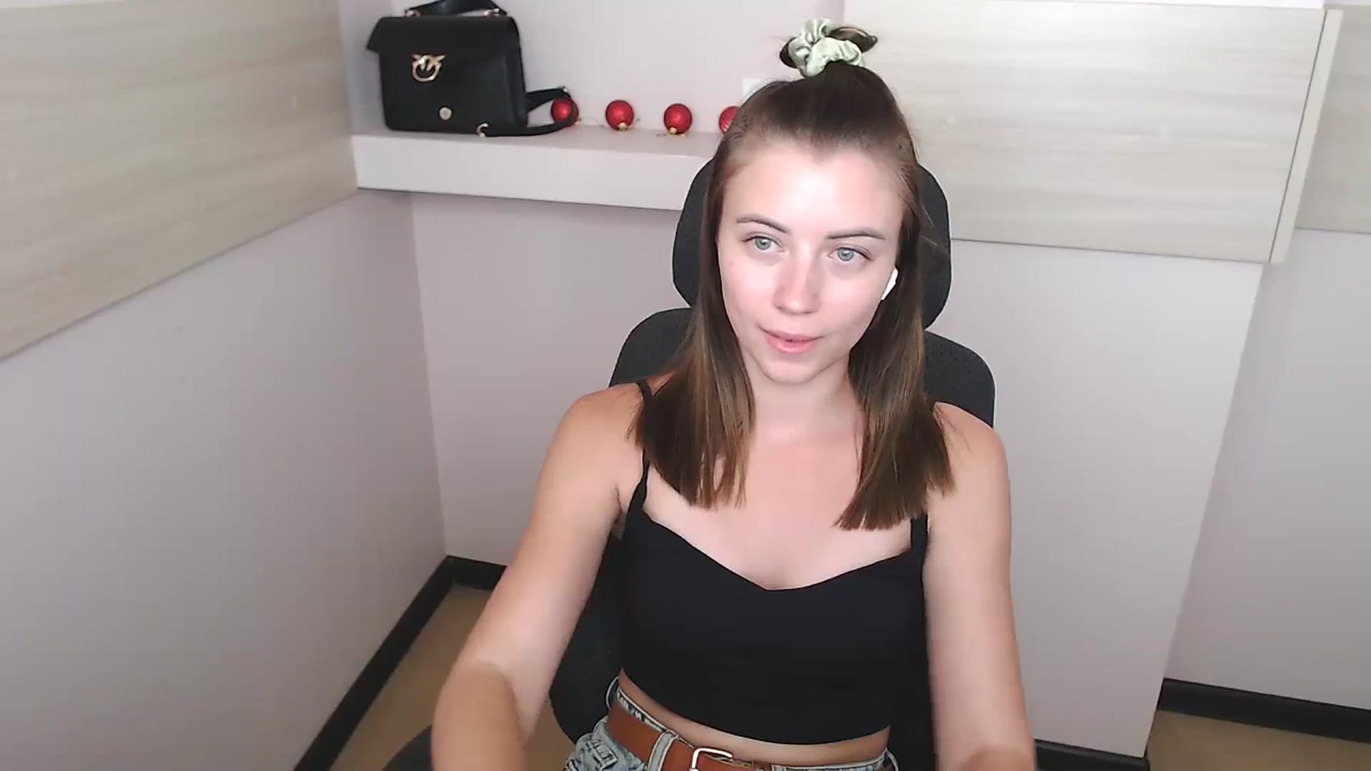 Gallery image thumbnail from Sulfate0's myfreecams stream on, 07/04/2024, 14:05 image 19 of 20