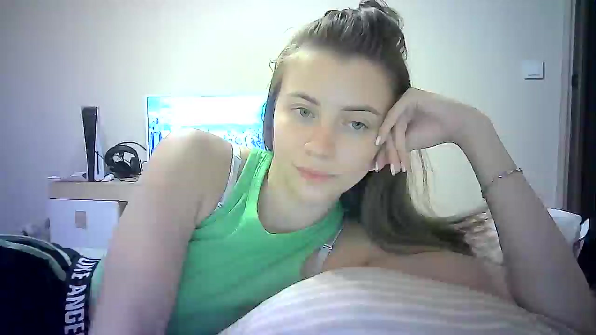 Gallery image thumbnail from Sulfate0's myfreecams stream on, 07/15/2024, 10:23 image 18 of 20
