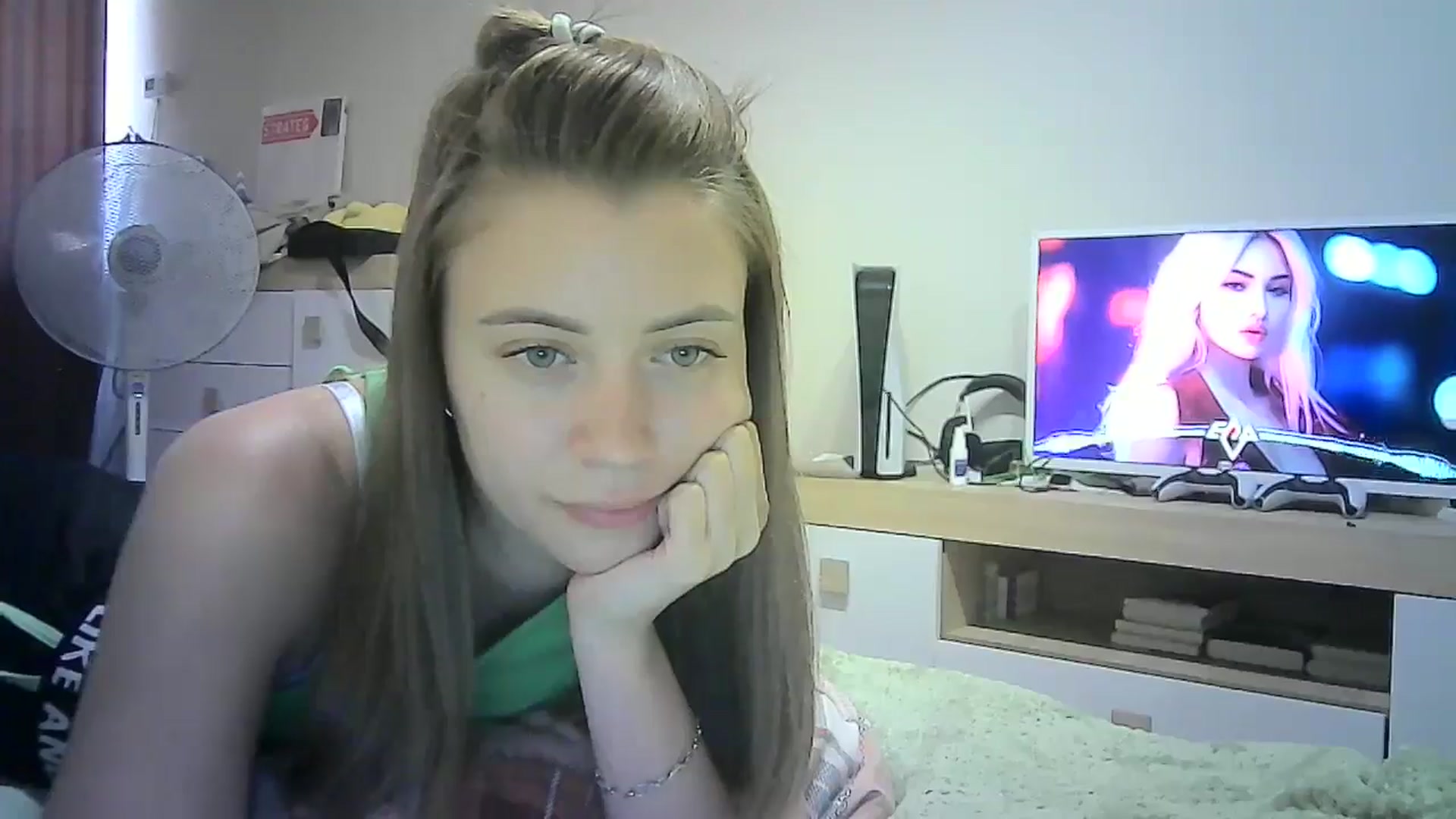 Gallery image thumbnail from Sulfate0's myfreecams stream on, 07/22/2024, 10:25 image 17 of 20