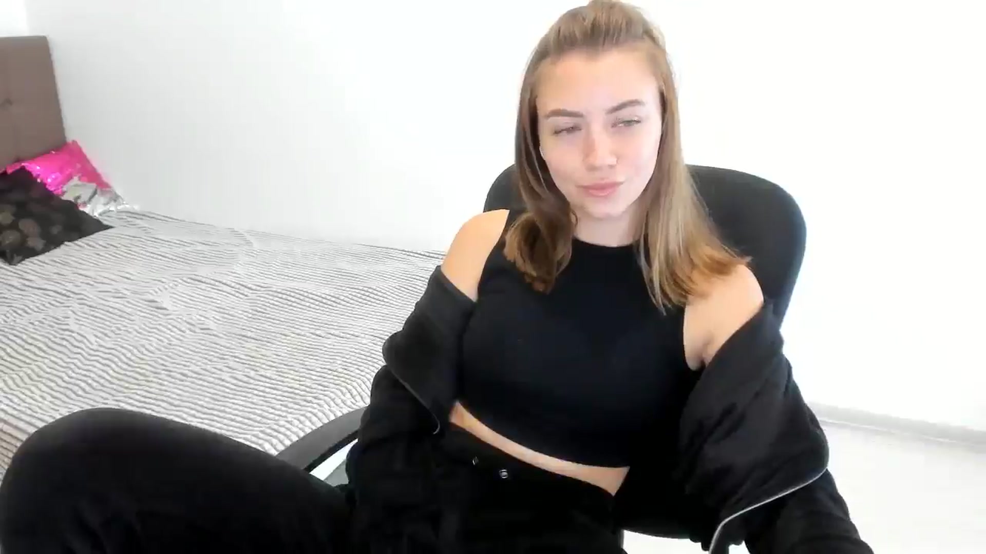 Gallery image thumbnail from Sulfate0's myfreecams stream on, 09/27/2024, 07:42 image 17 of 20