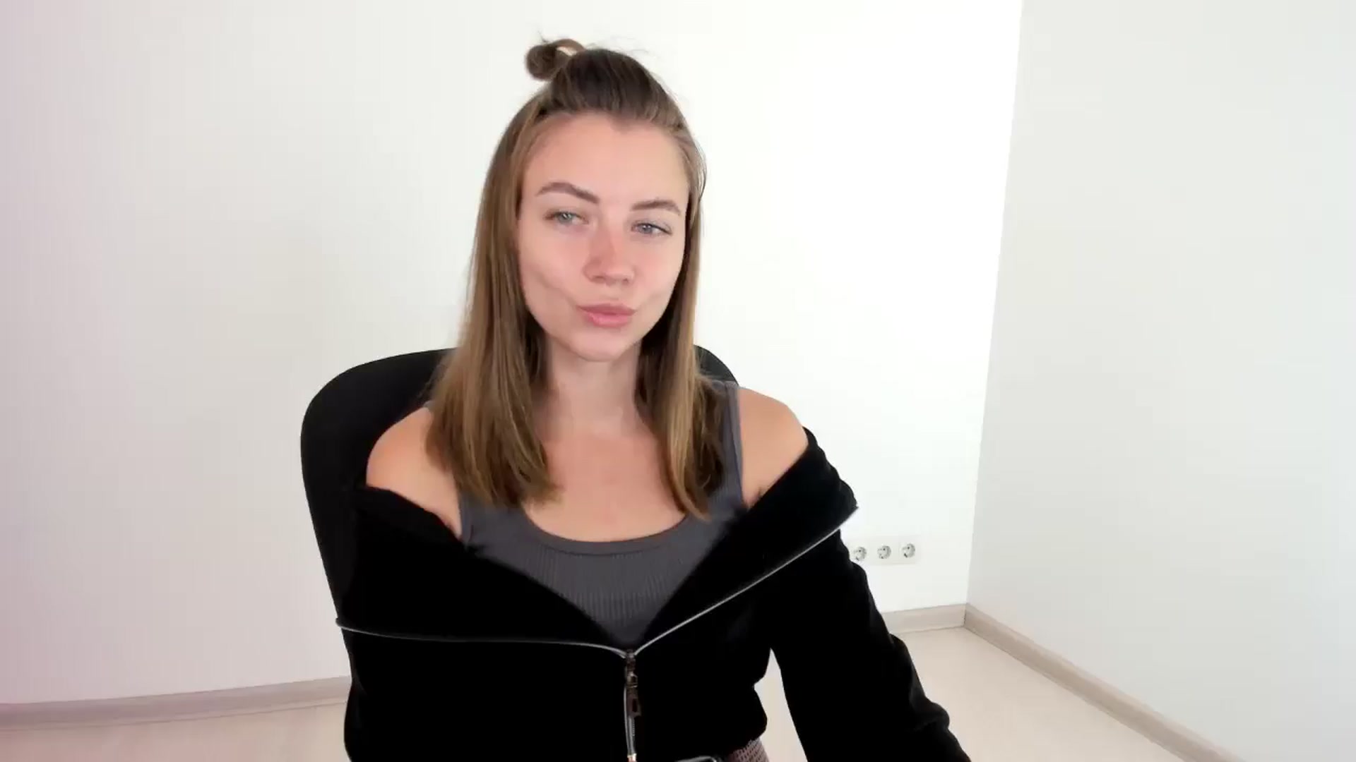 Gallery image thumbnail from Sulfate0's myfreecams stream on, 10/06/2024, 07:47 image 8 of 20