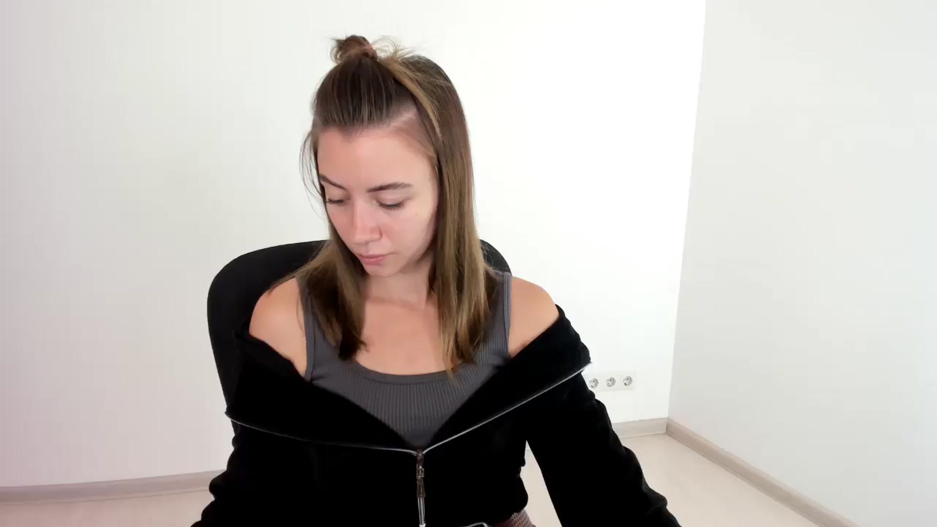 Gallery image thumbnail from Sulfate0's myfreecams stream on, 10/06/2024, 07:47 image 9 of 20