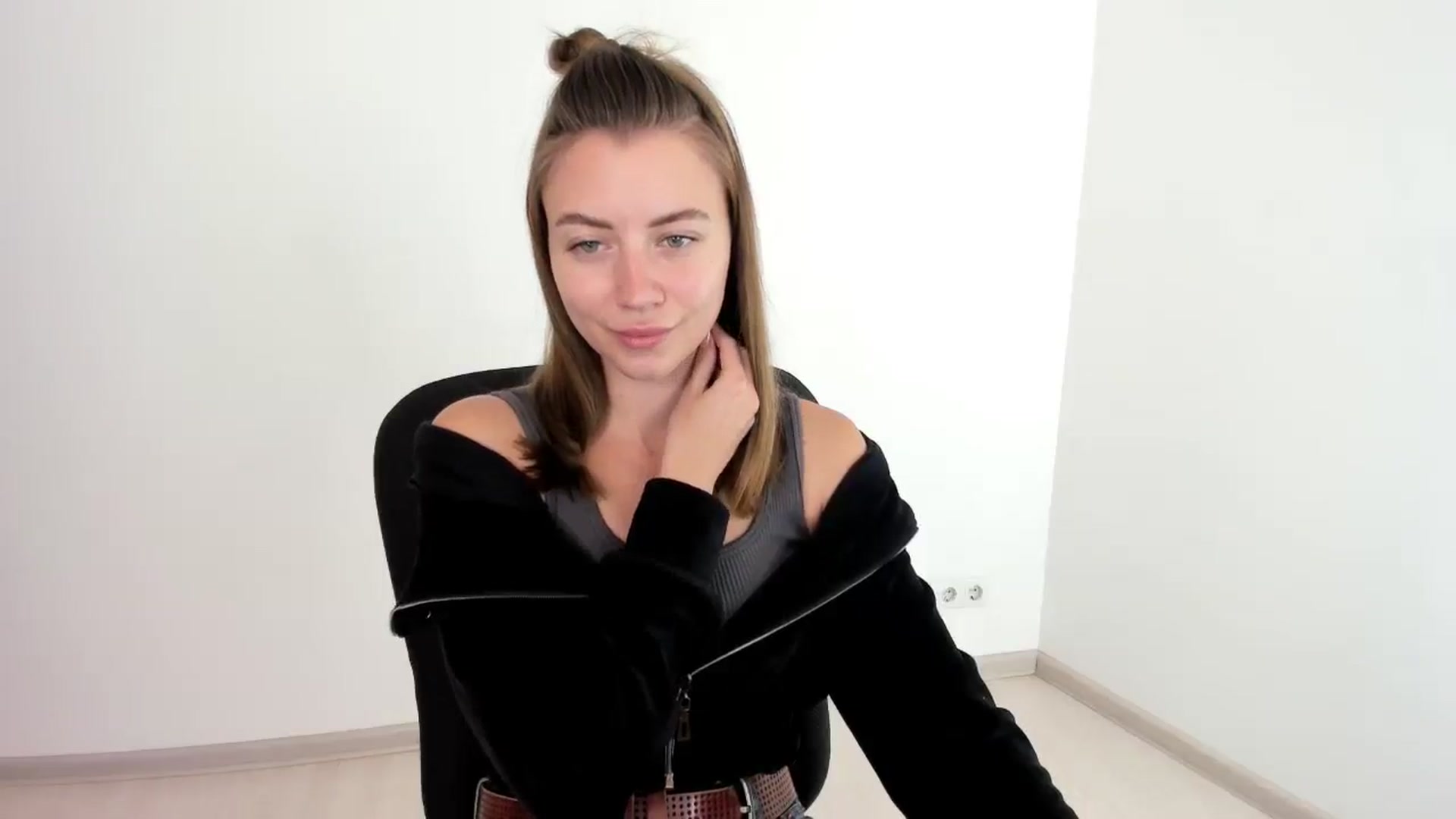 Gallery image thumbnail from Sulfate0's myfreecams stream on, 10/06/2024, 07:47 image 16 of 20