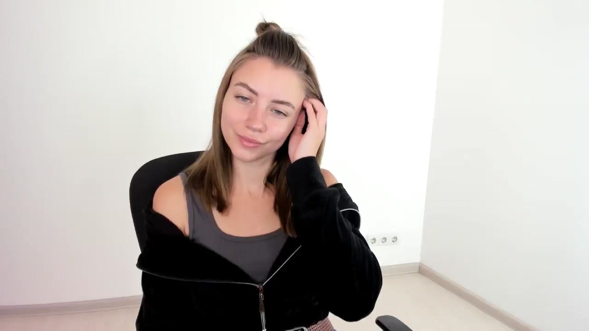 Gallery image thumbnail from Sulfate0's myfreecams stream on, 10/06/2024, 07:47 image 11 of 20