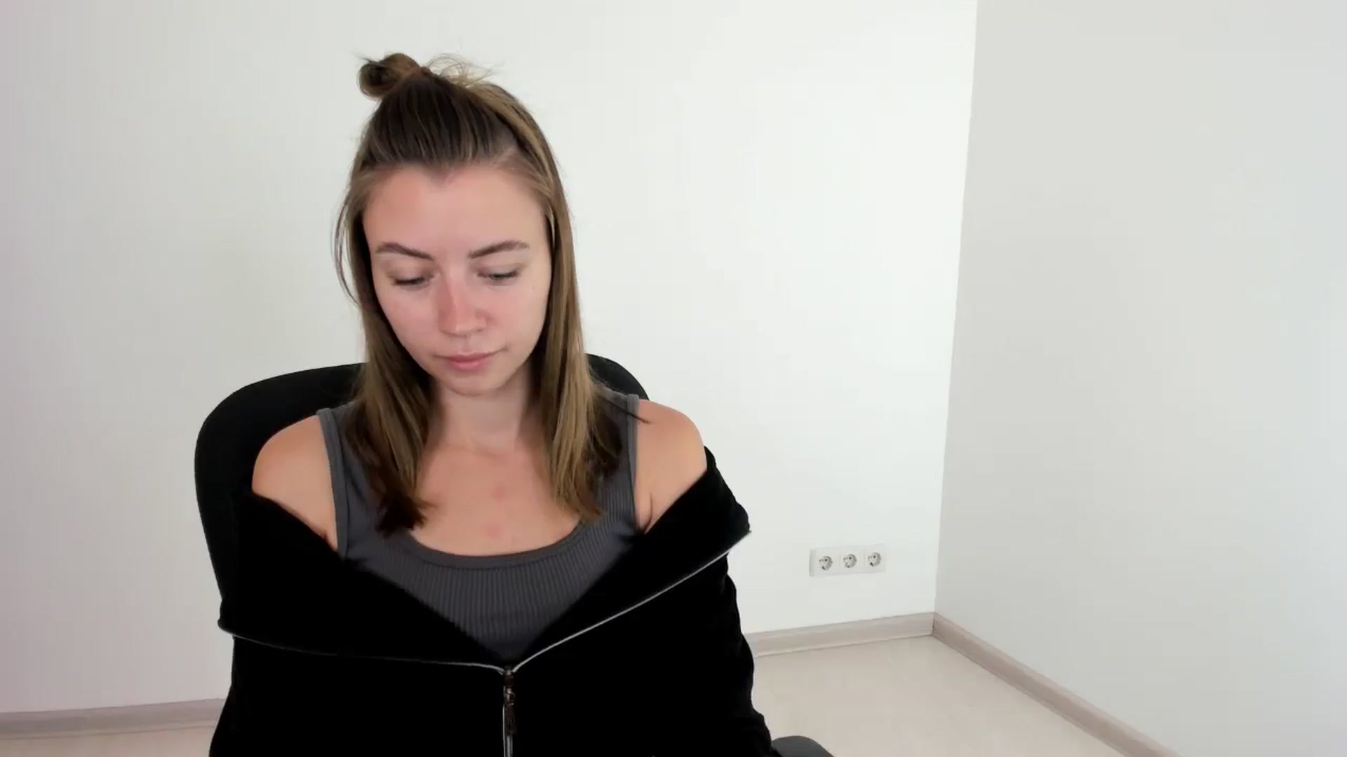Gallery image thumbnail from Sulfate0's myfreecams stream on, 10/06/2024, 07:47 image 4 of 20